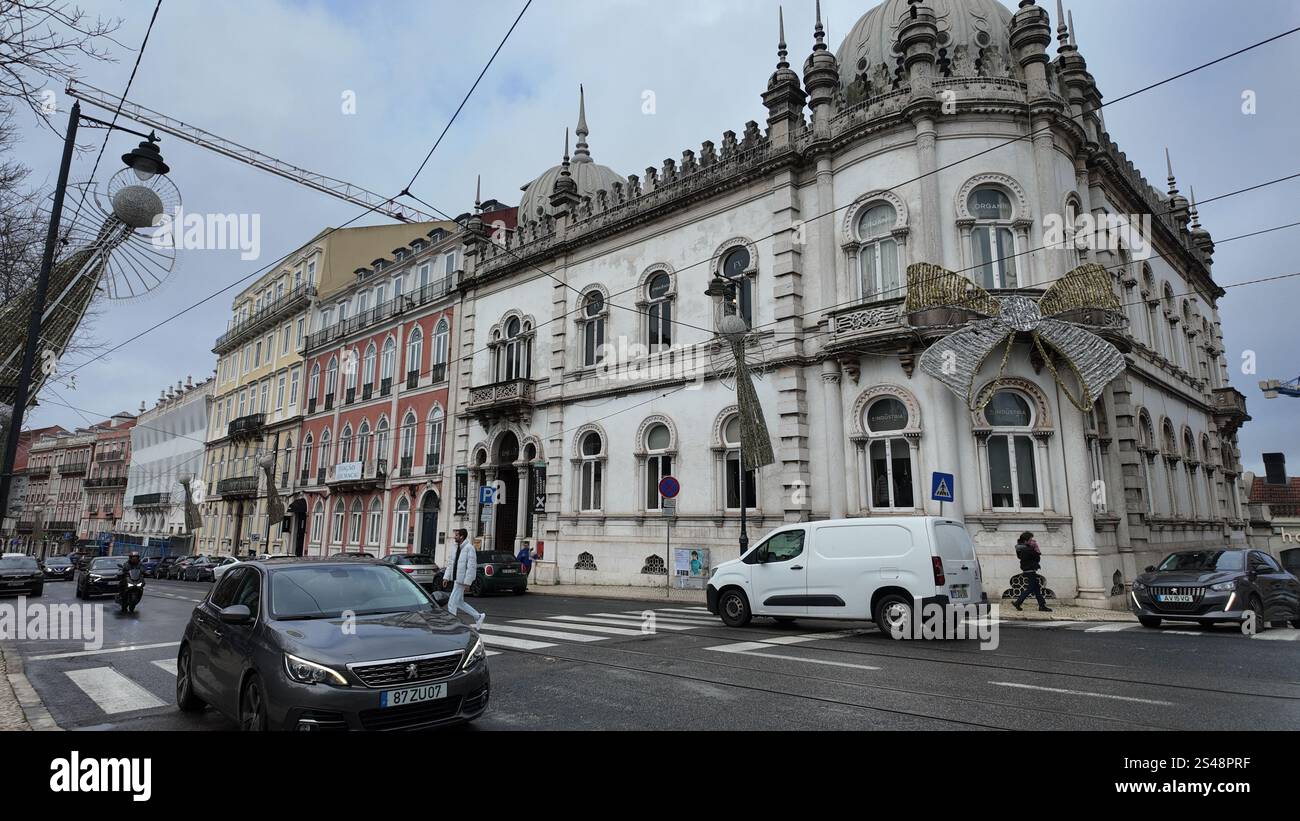 Szene in Príncipe Real, Lissabon, mit wenigen Autos auf der Straße an einem bewölkten Tag Stockfoto