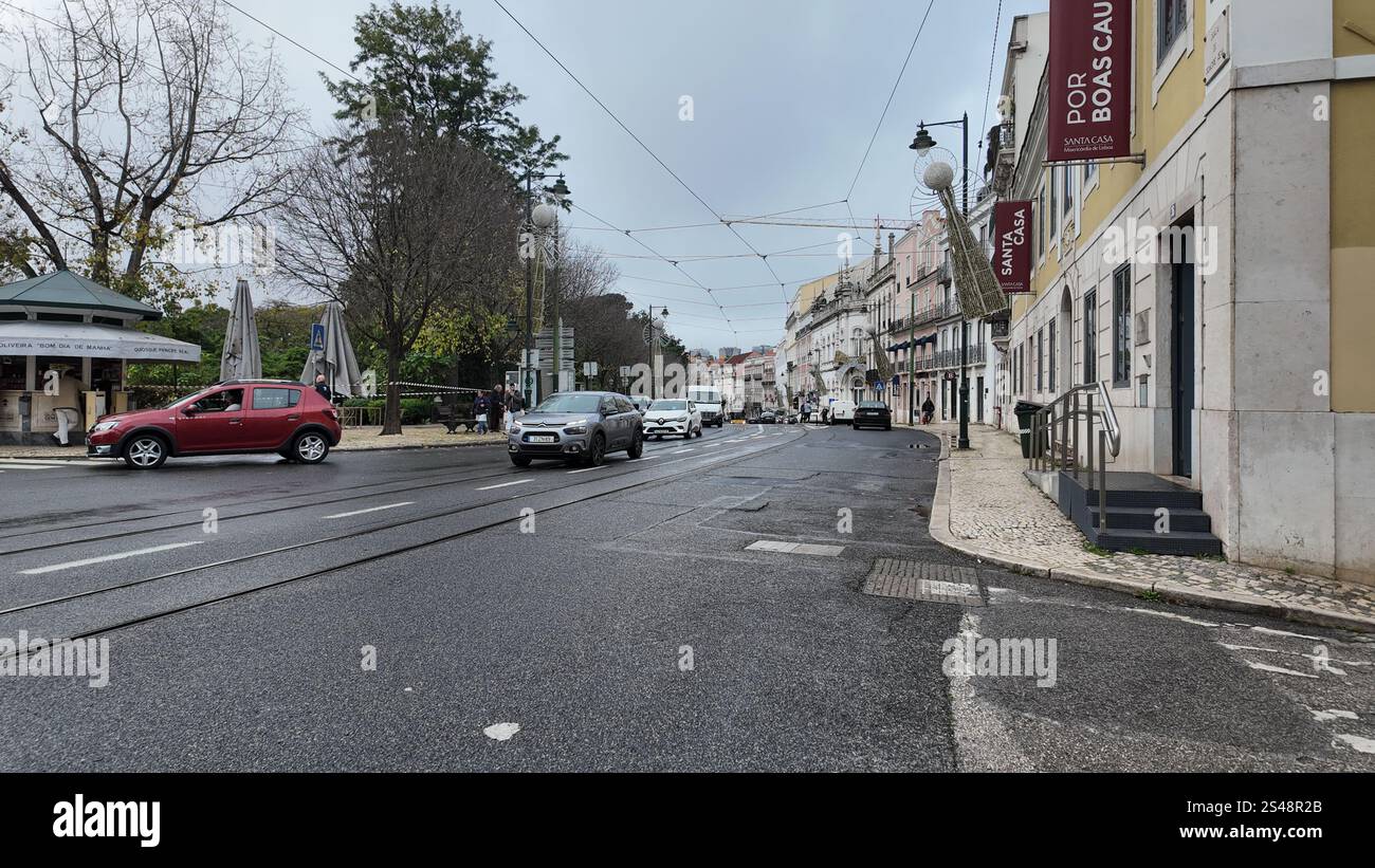 Szene in Príncipe Real, Lissabon, mit wenigen Autos auf der Straße an einem bewölkten Tag Stockfoto