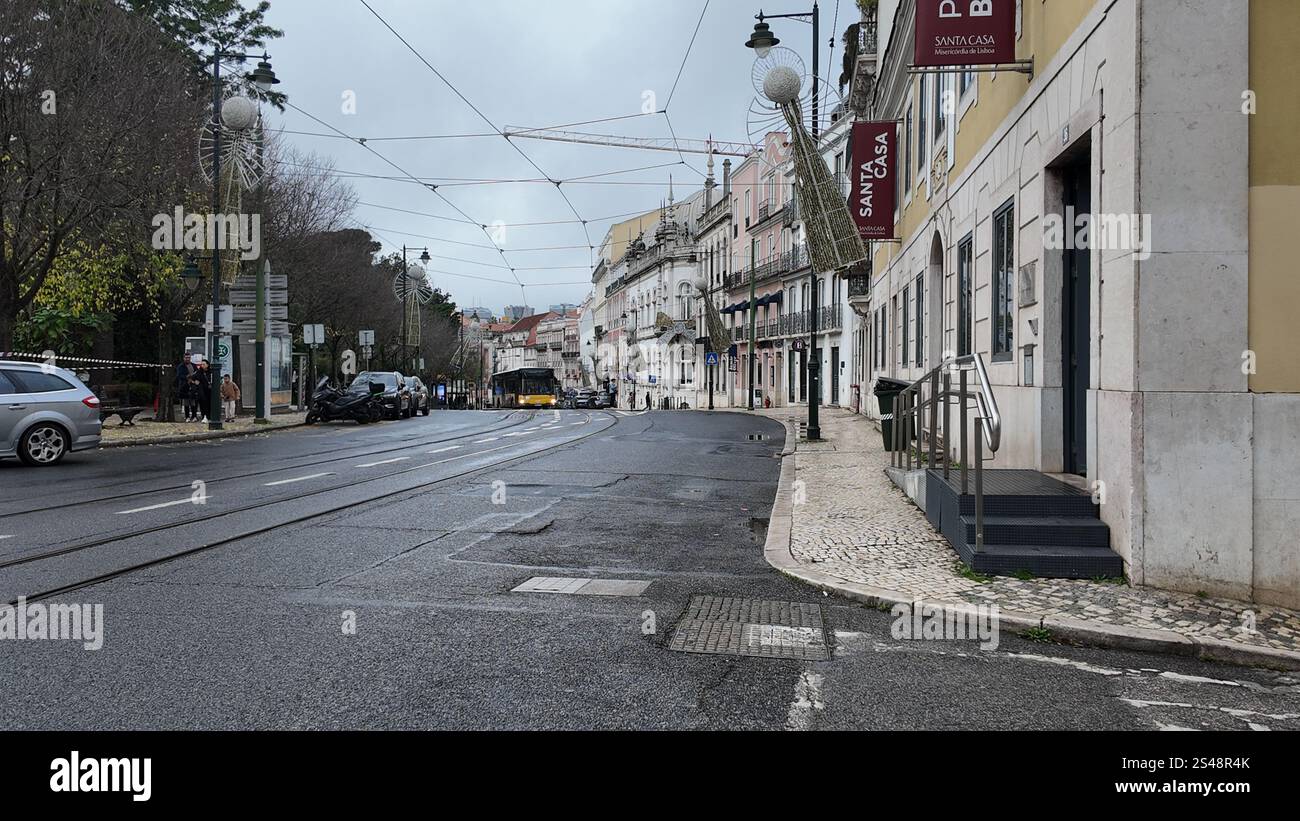 Szene in Príncipe Real, Lissabon, mit wenigen Autos auf der Straße an einem bewölkten Tag Stockfoto