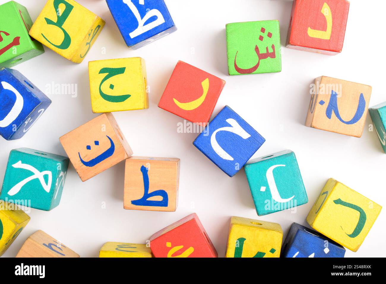 Holzblöcke mit arabischem Alphabet isoliert auf weißem Hintergrund. Würfel Mit Arabischem Alphabet. Vorschul- und Bildungskonzept. Kopierraum, flach Stockfoto