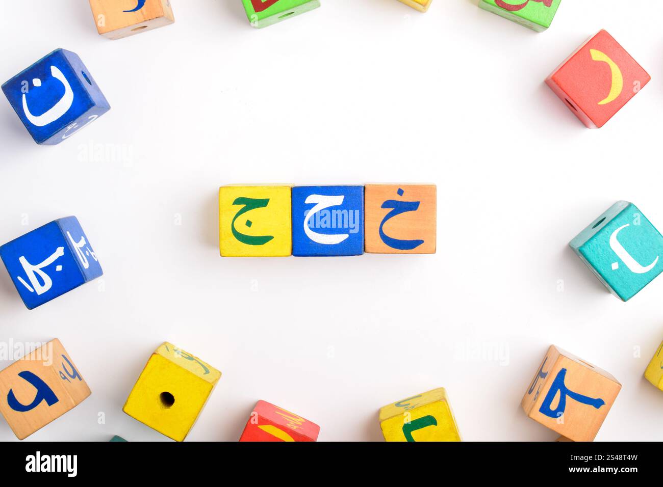 Holzblöcke mit arabischem Alphabet isoliert auf weißem Hintergrund. Würfel Mit Arabischem Alphabet. Vorschul- und Bildungskonzept. Kopierraum, flach Stockfoto