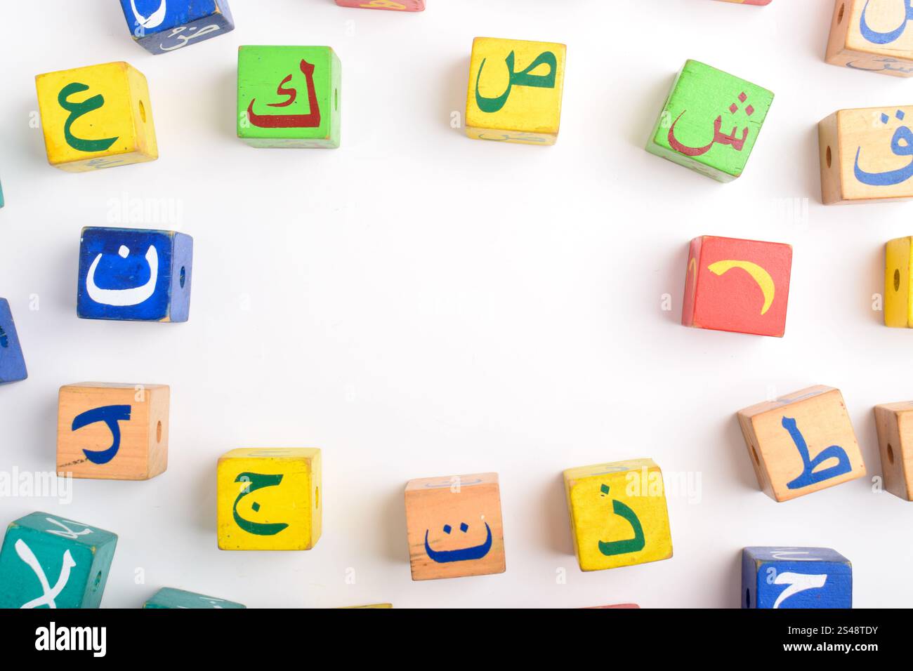 Holzblöcke mit arabischem Alphabet isoliert auf weißem Hintergrund. Würfel Mit Arabischem Alphabet. Vorschul- und Bildungskonzept. Kopierraum, flach Stockfoto