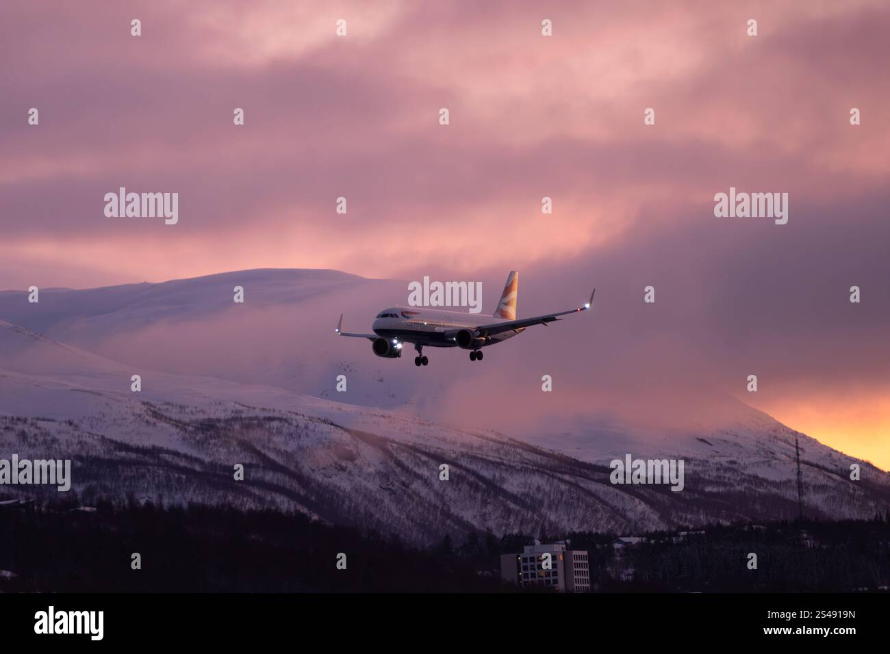 British Airways Airbus A320 NEO landet im norwegischen Tromso Airport in wunderschöner Winterszene bei erstaunlichem Licht Stockfoto