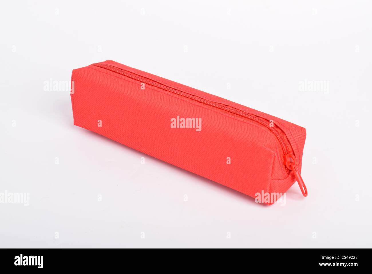 Rote Schule Bleistiftetui isoliert auf weißem Hintergrund. Schulpapier. Zurück zur Schule. Kopierbereich Stockfoto