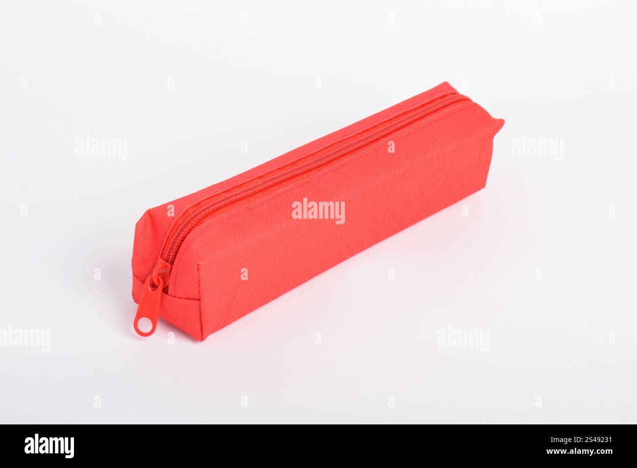 Rote Schule Bleistiftetui isoliert auf weißem Hintergrund. Schulpapier. Zurück zur Schule. Kopierbereich Stockfoto
