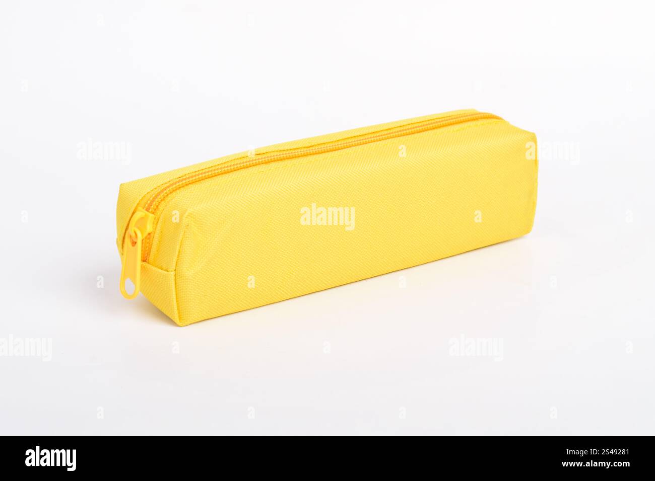 Hellgelbes Schulmäppchen isoliert auf weißem Hintergrund. Schulpapier. Zurück zur Schule. Kopierbereich Stockfoto
