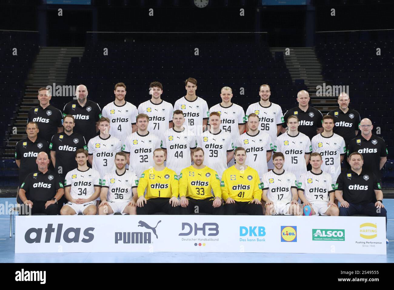 Pressekonferenz Handball WM hinten von links: Bundestrainer Alfred Gislason, Co-Trainer Erik Wudtke, Johannes Golla, Marko Grgic, Julian Köster, Justus Fischer, Tim Zechel, Bundestrainer Athletik Dr. Simon Overkamp, Bundestrainer Torwart Mattias Andersson. Mitte: Teamkoordinator Volker Schurr, Nationalmannschaftsmanager Benjamin Chatton, Nils Lichtlein, Franz Semper, Christoph Steinert, Lukas Stutzke, Luca Witzke, Juri Knorr, Renars Uscins, Mannschaftsarzt Dr. Philip Lübke. Vorn: Physiotherapeut Dennis Finke, Rune Dahmke, Lukas Mertens, David Späth, Andreas Wolff, Joel Birlehm, Lukas Zerbe, Ti Stockfoto