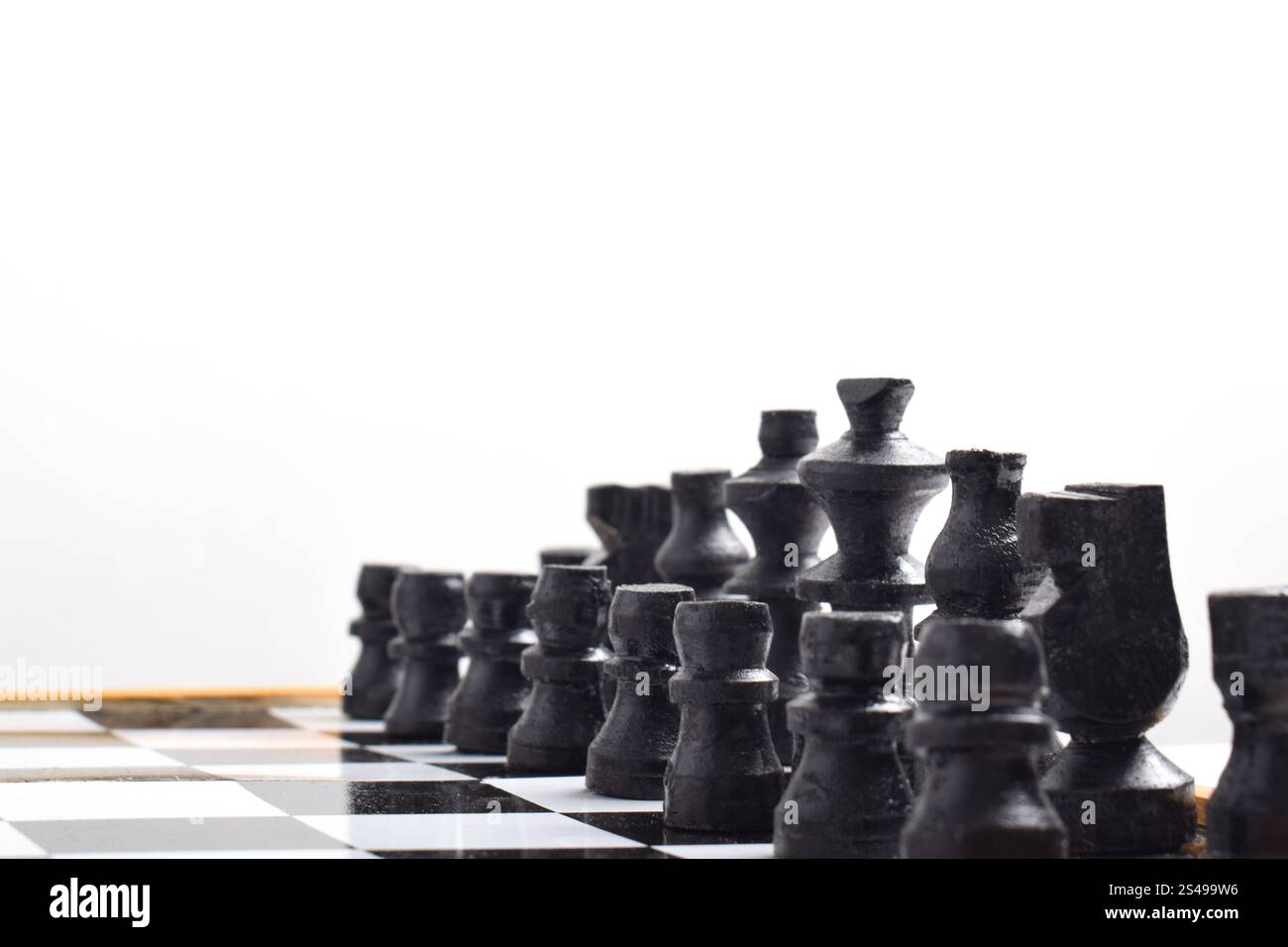 Black Chess, Schachspiel-Setup, Beginn der Ausbildung auf dem Schachbrett. Isoliert auf weißem Hintergrund Stockfoto