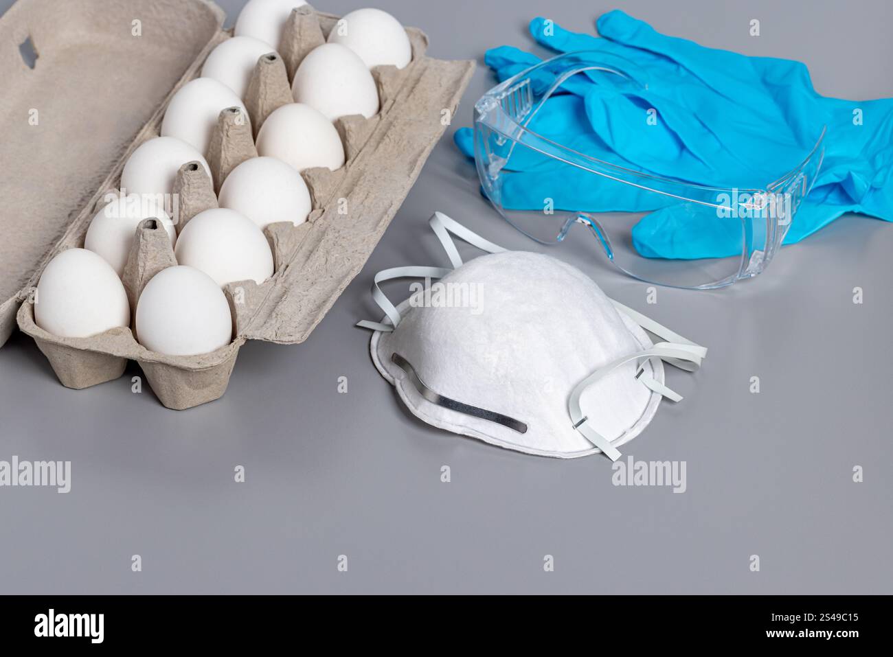 Eier und persönliche Schutzausrüstung, PSA. H5N1 Vogelgrippe, Geflügel- und Eierzuchtarbeiter-Sicherheits- und Biosicherheitsprotokolle Konzept. Stockfoto