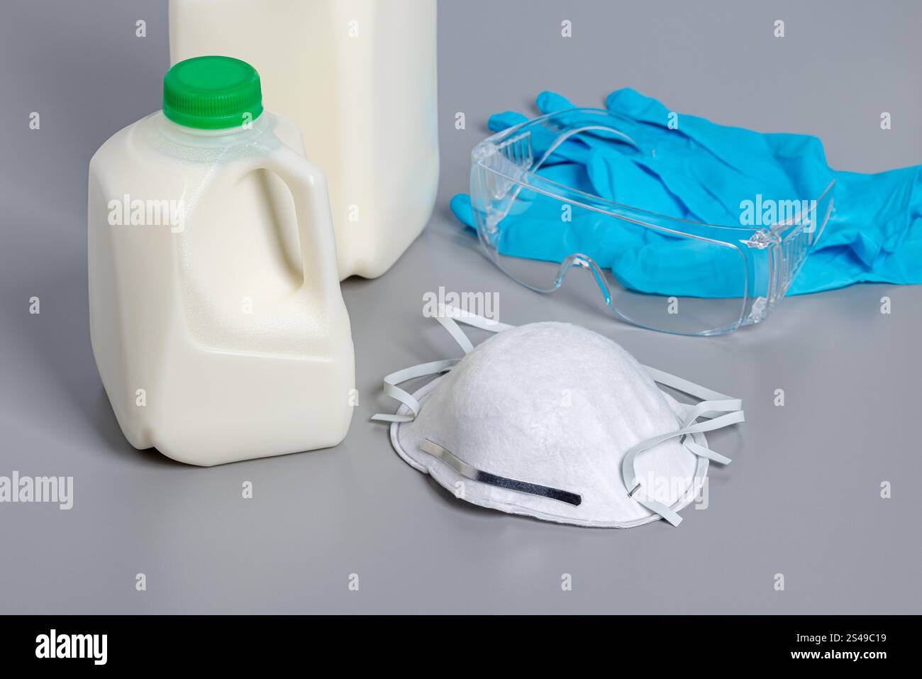 Milchmilch und persönliche Schutzausrüstung, PSA. H5N1 Vogelgrippe, Konzept für die Sicherheit von Landwirten und Biosicherheitsprotokolle. Stockfoto