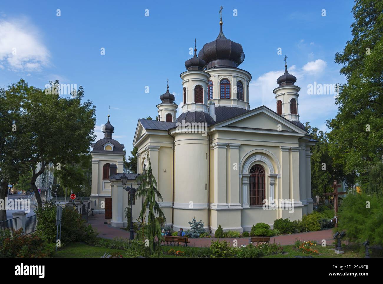 Orthodoxe Kirche mit markanten Kuppeln und Bäumen in der Umgebung, orthodoxe Kirche des Heiligen Johannes des Theologen, CheNm, Chelm, Cholm, Lublin Woiv Stockfoto