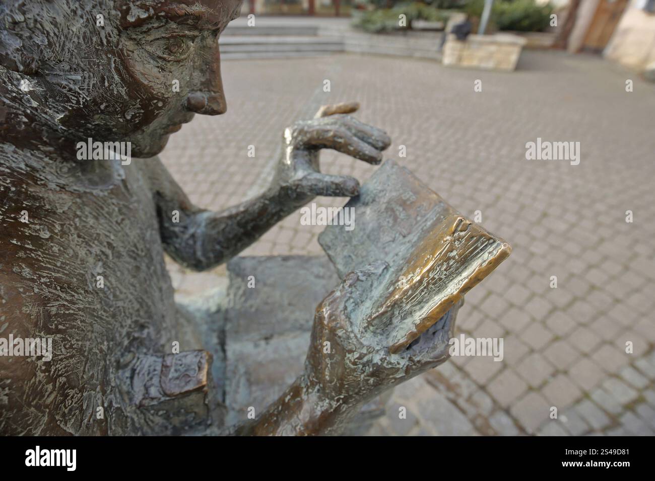 Skulptur Buchleser am Brunnen vor der Stadtbibliothek, Literatur, Leser, Buch, Lesen, Kopf, Gesicht, Figur, halten, Hand, Finger, Lite Stockfoto