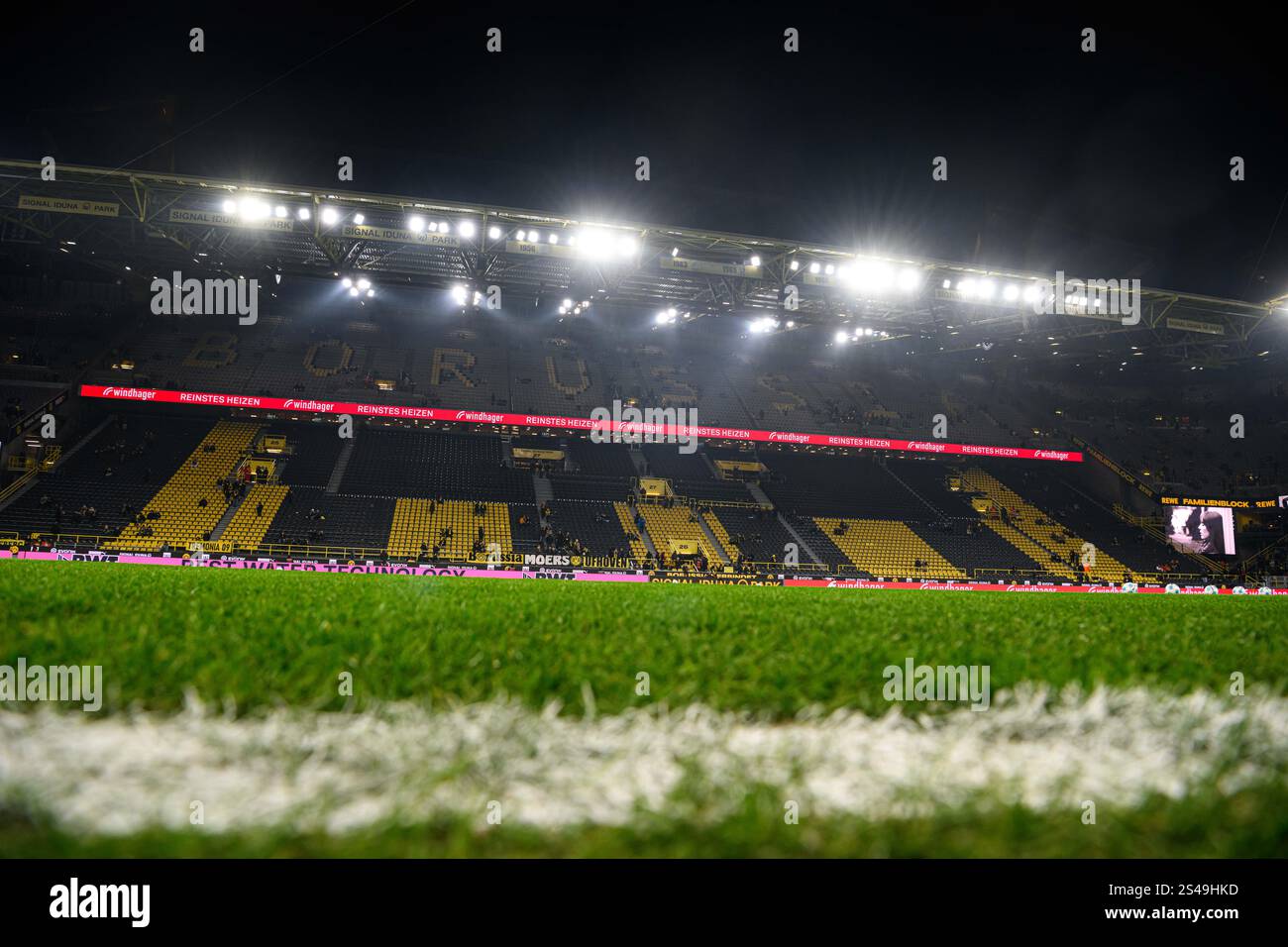 DORTMUND, DEUTSCHLAND - 10. JANUAR 2025: ++ - das Fußballspiel von Borussia Dortmund gegen Bayer 04 Leverkusen im Signal Iduna Park Stockfoto
