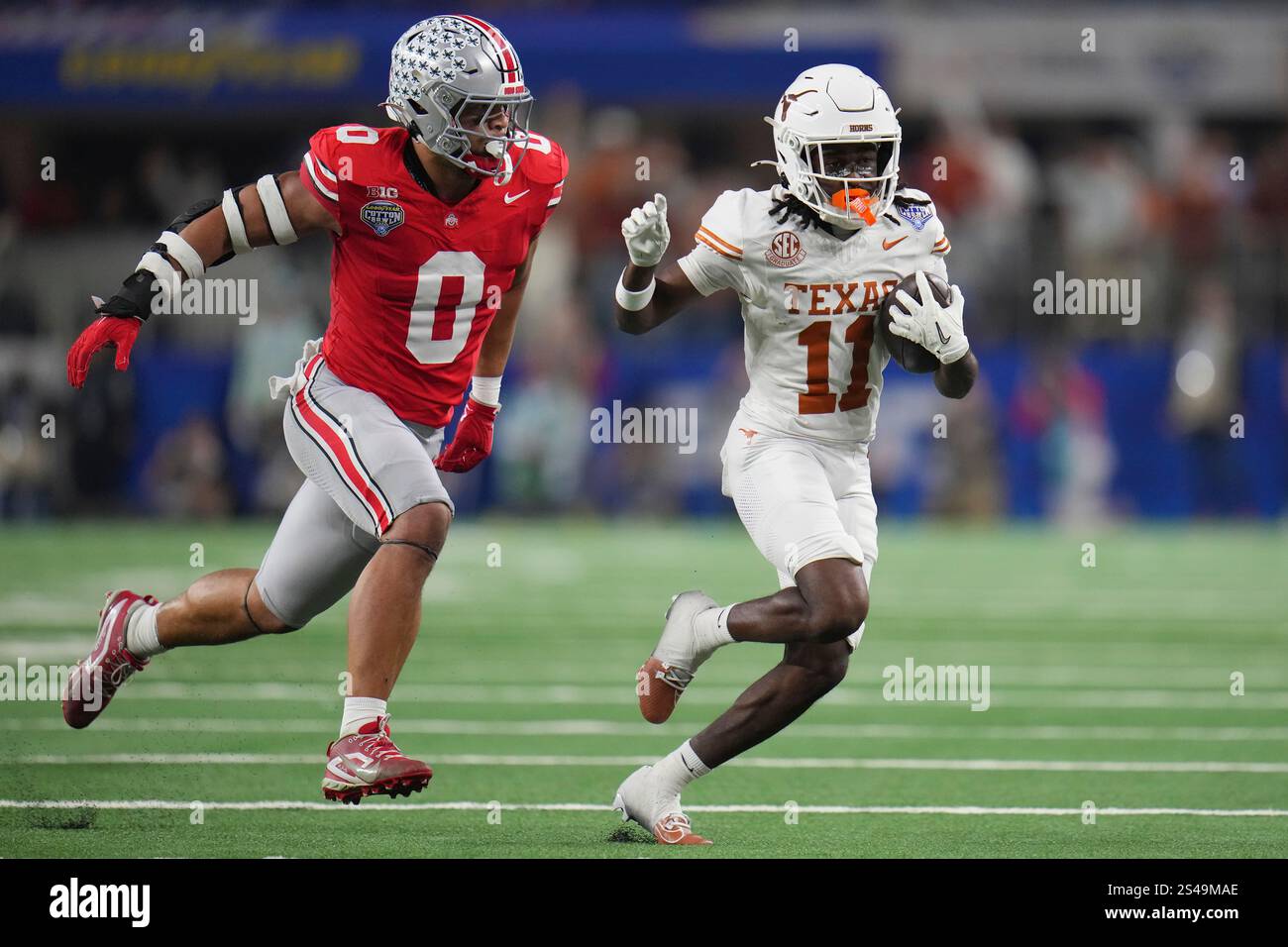 Texas wide receiver Silas Bolden (11) runs against Ohio State linebacker Cody Simon (0) during the first half of the Cotton Bowl College Football Playoff semifinal game, Friday, Jan. 10, 2025, in Arlington, Texas. (AP Photo/Julio Cortez) Stockfoto