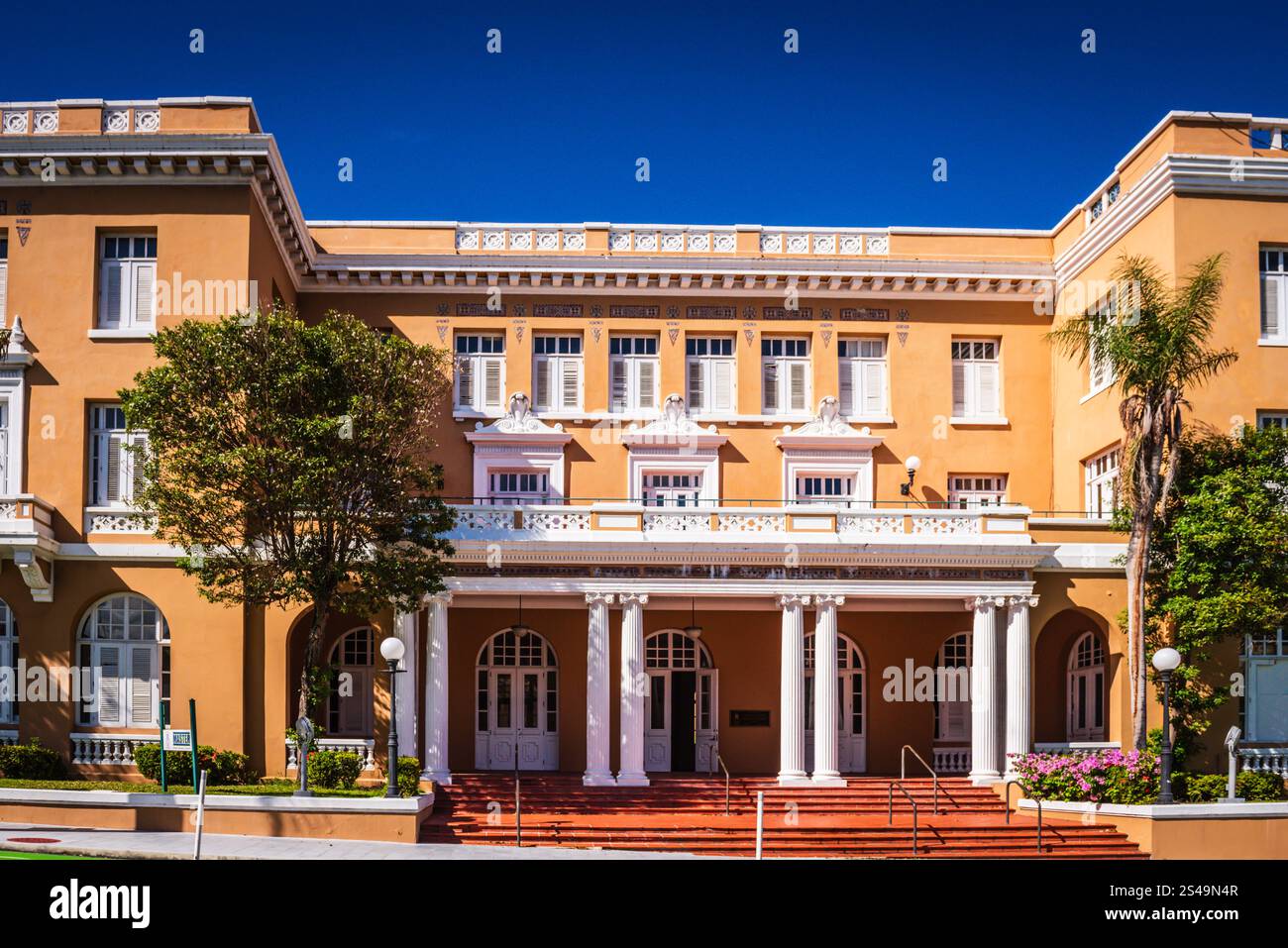 San Juan, Puerto Rico - 26. Februar 2018: Casa Olimpica, das neoklassizistische Haus, in dem sich das Olympische Komitee von Puerto Rico befindet, wurde 1913 erbaut. Stockfoto