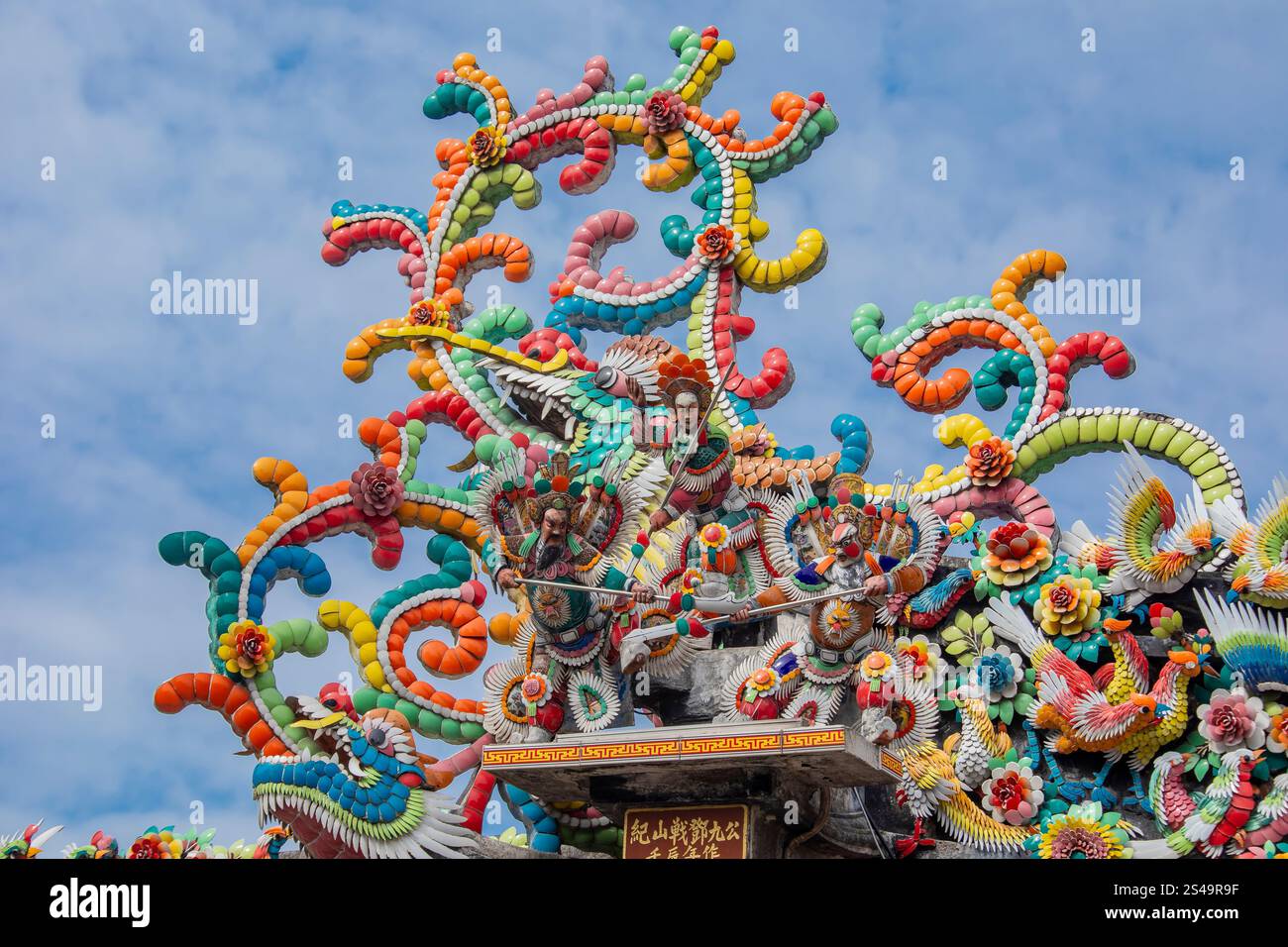 Die historischen Figuren aus Porzellan auf dem Dach des Laomagong Guanyin Tempels in Shantou China. Stockfoto