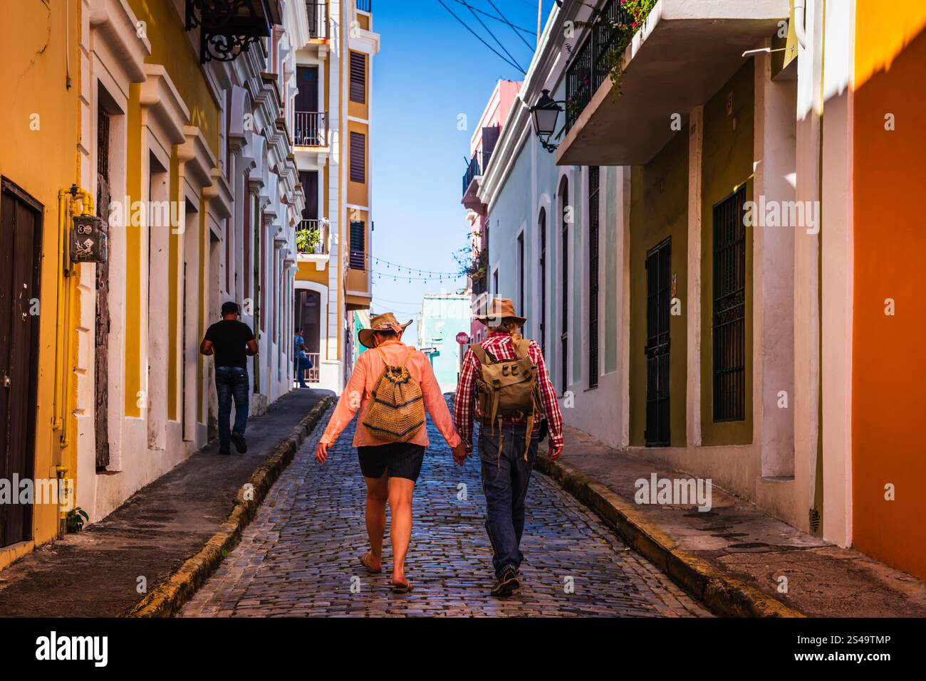 San Juan, Puerto Rico - 27. Februar 2018: Paare gingen Hand in Hand entlang der farbenfrohen Kolonialarchitektur in Old San Juan. Stockfoto