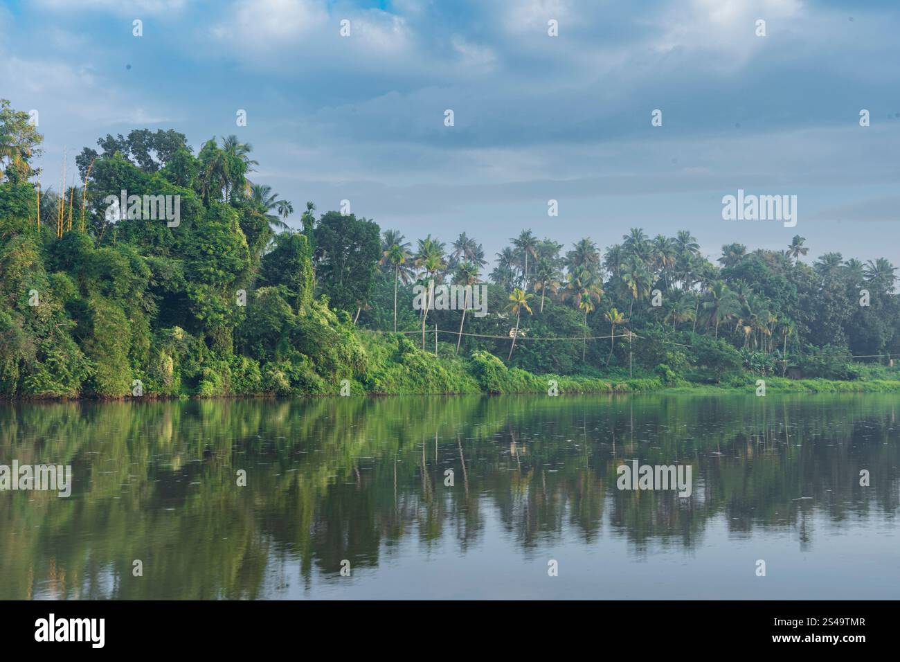 Eine wunderschöne Landschaft mit Fluss, Himmel im Dorf kerala, indien Stockfoto