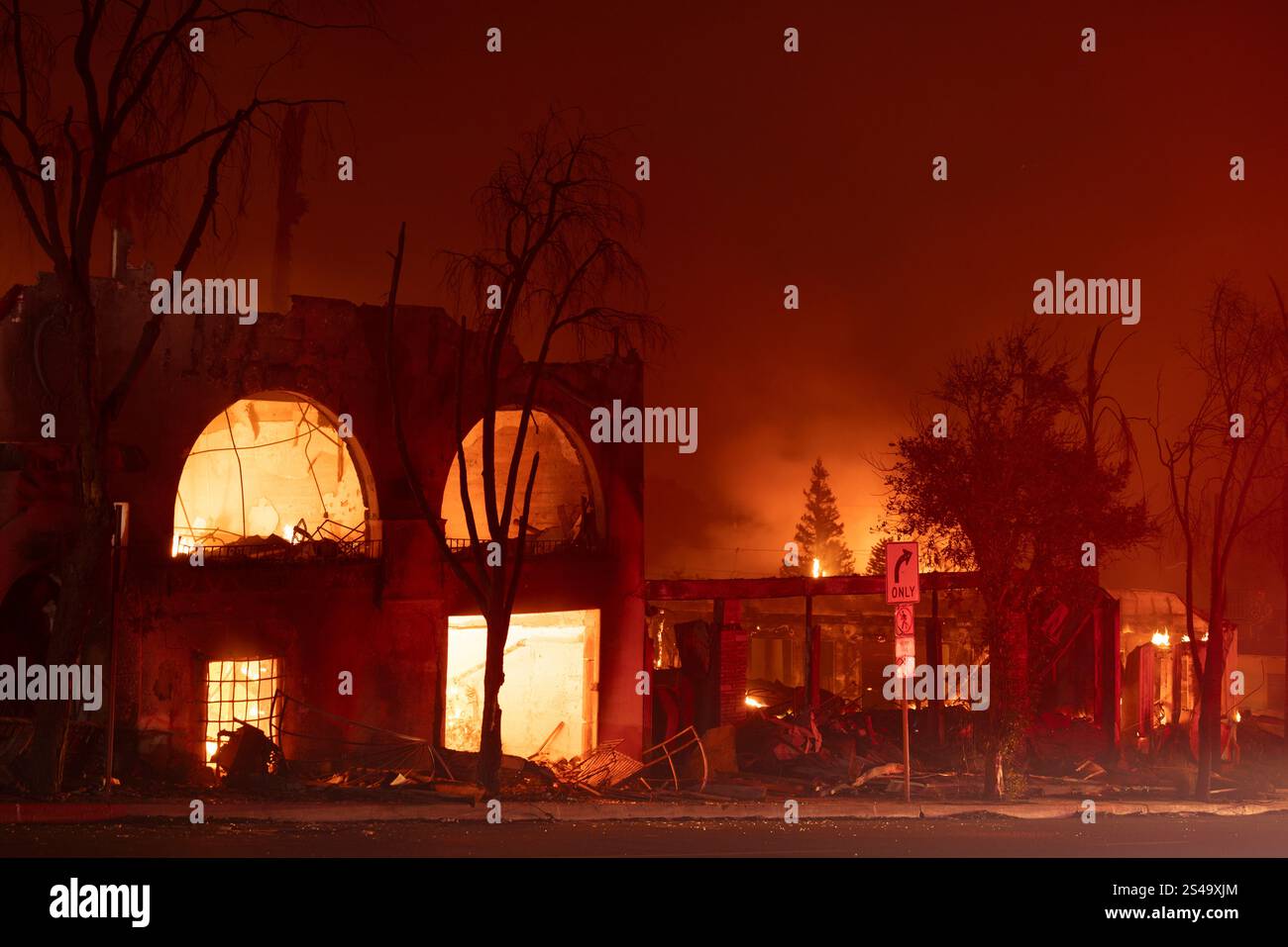 Altadena, Kalifornien, USA - 8. Januar 2025: Mit Hilfe der extremen Santa Ana Winds zerstört das Eaton-Feuer die Innenstadt von Altadena. Stockfoto