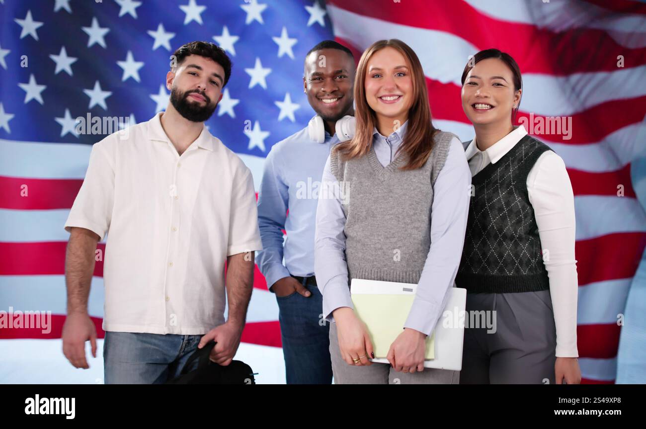 Amerikanische Studentengruppe. Schulfeier vor der US-Flagge Stockfoto
