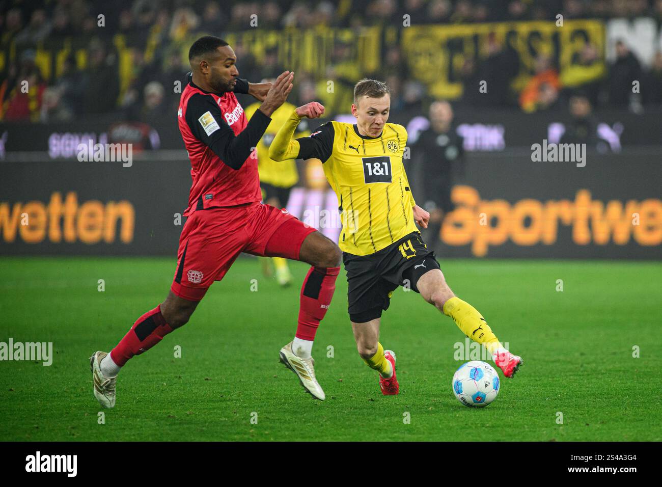 DORTMUND, DEUTSCHLAND - 10. JANUAR 2025: Jonathan Tah, Maximilian Beier - das Fußballspiel von Borussia Dortmund gegen Bayer 04 Leverkusen bei Signal Iduna Stockfoto
