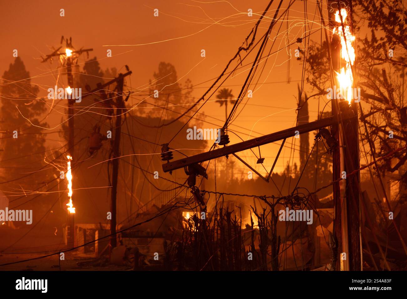 Altadena, Kalifornien, USA - 8. Januar 2025: Durch den Eaton-Brand zerstörte Stromleitungen hängen in einer Wohngegend. Stockfoto