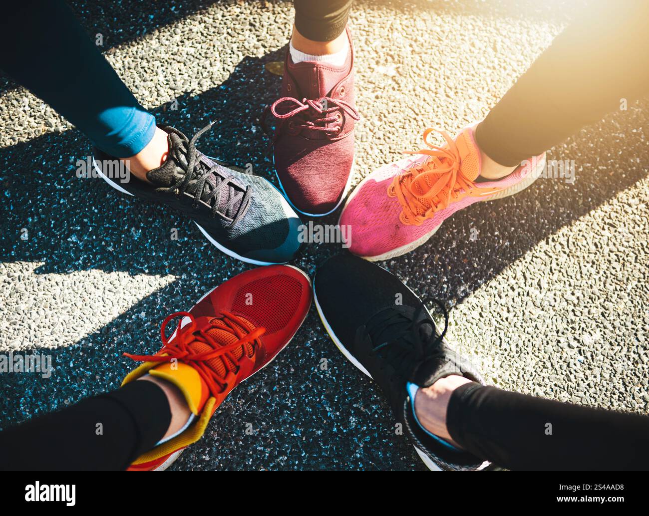 Menschen, Schuhe und Füße mit Asphalt für Fitness, Sportmode oder Training auf der Straße oder Straße zusammen oben. Draufsicht, Turnschuhe oder Läufer mit Stockfoto