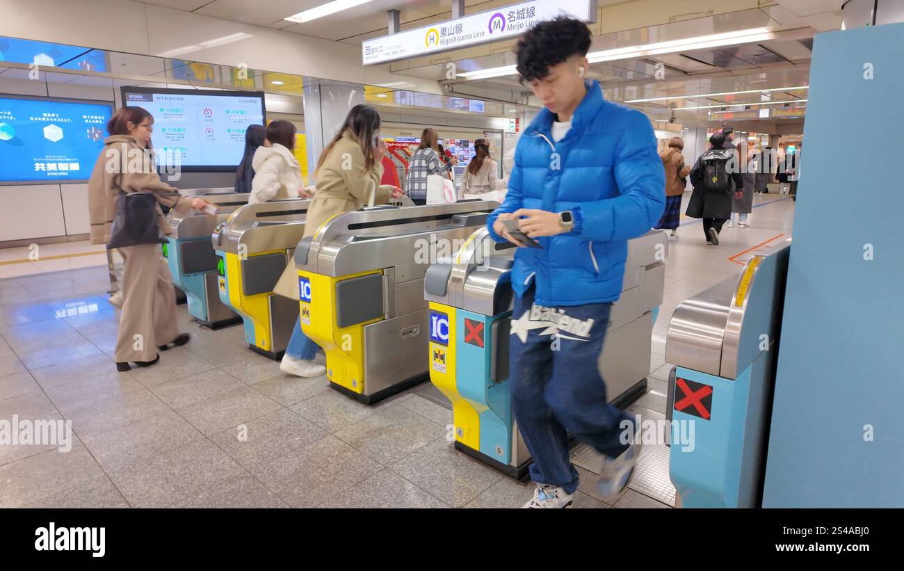 3. Januar 2025 Bahnhof Sakae an der U-Bahn-Linie Higashiyama in der unterirdischen Mall von Sakae, Naka Ward, Nagoya Stadt, Präfektur Aichi. Stockfoto