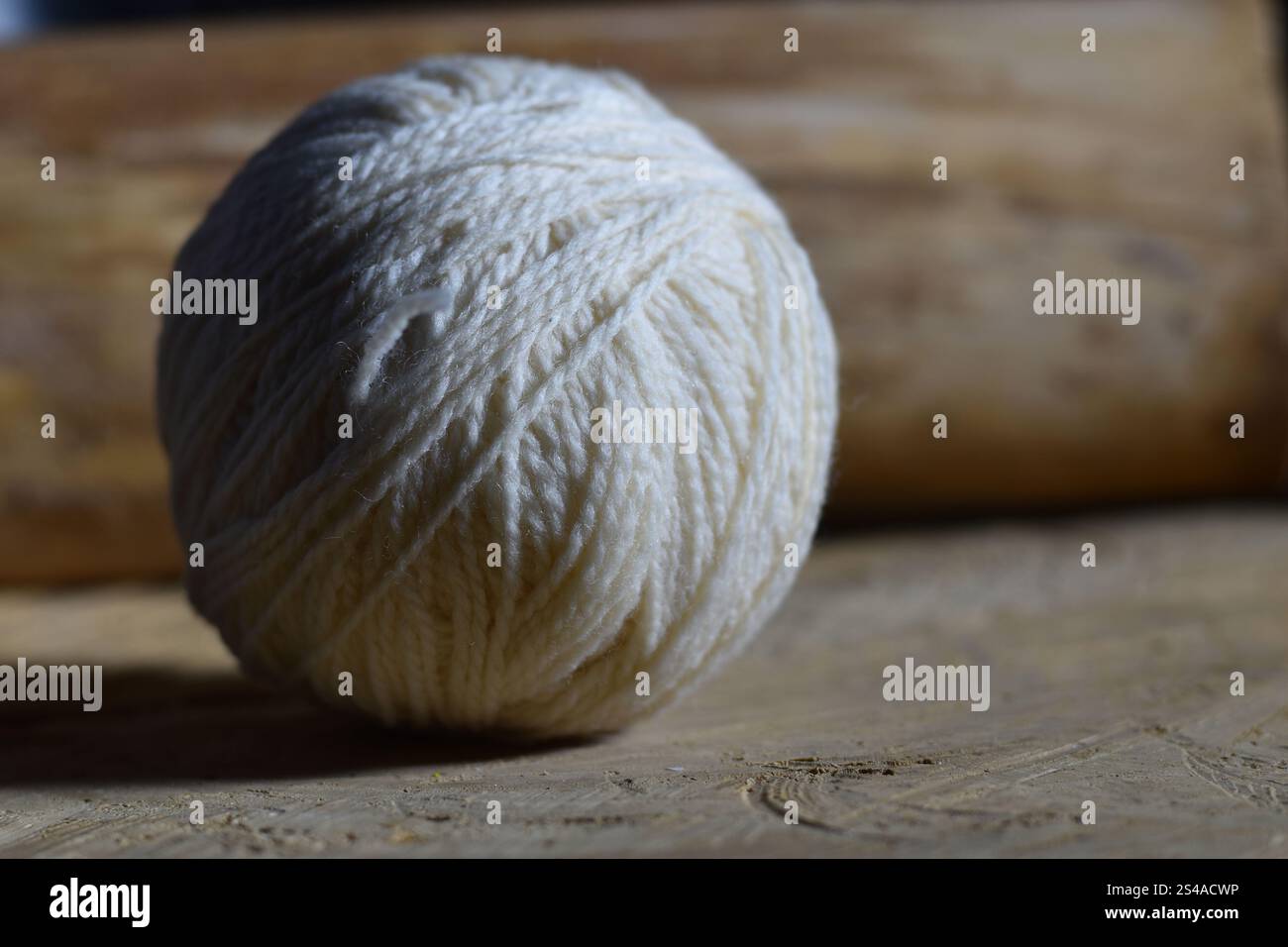 Weiße Garnkugel auf Holzhintergrund Stockfoto