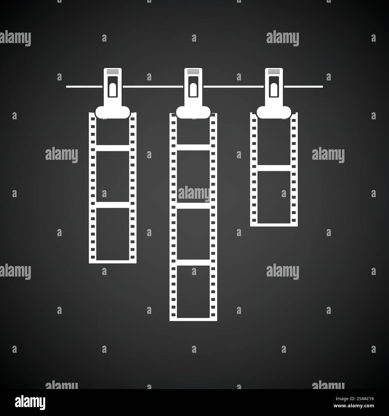Ikone der Trocknung auf Seil mit Wäscheklammer Fotofilm. Schwarzer Hintergrund mit weißen. Vektor-Illustration. Stock Vektor