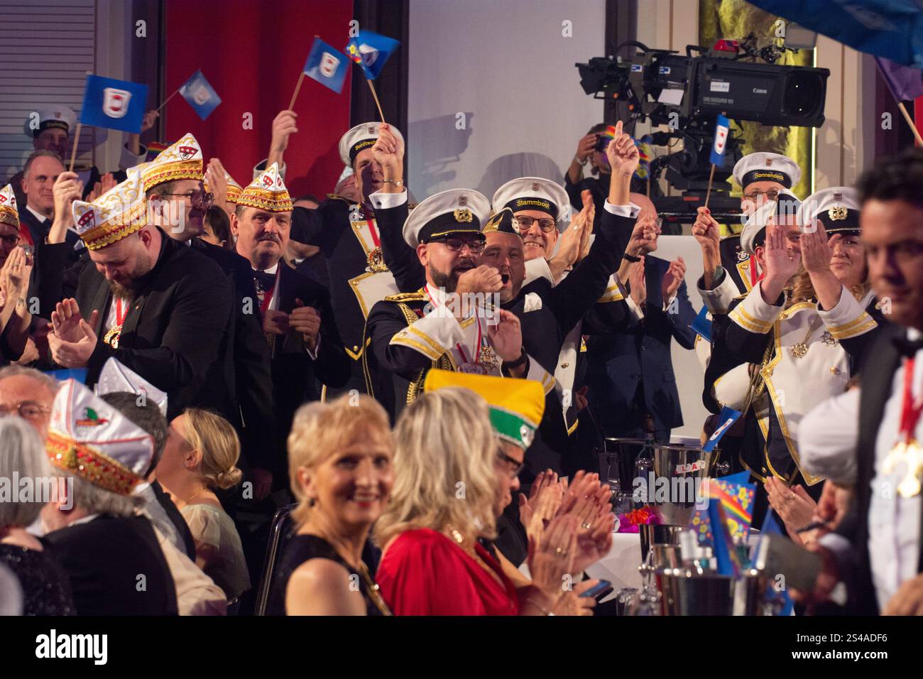 Köln, Deutschland. Januar 2025. Karnevalsfreunde feiern am 10. Januar 2025 in Köln die traditionelle Kölner Triumvirat Proklamation. (Foto von Ying Tang/NurPhoto)0 Credit: NurPhoto SRL/Alamy Live News Stockfoto