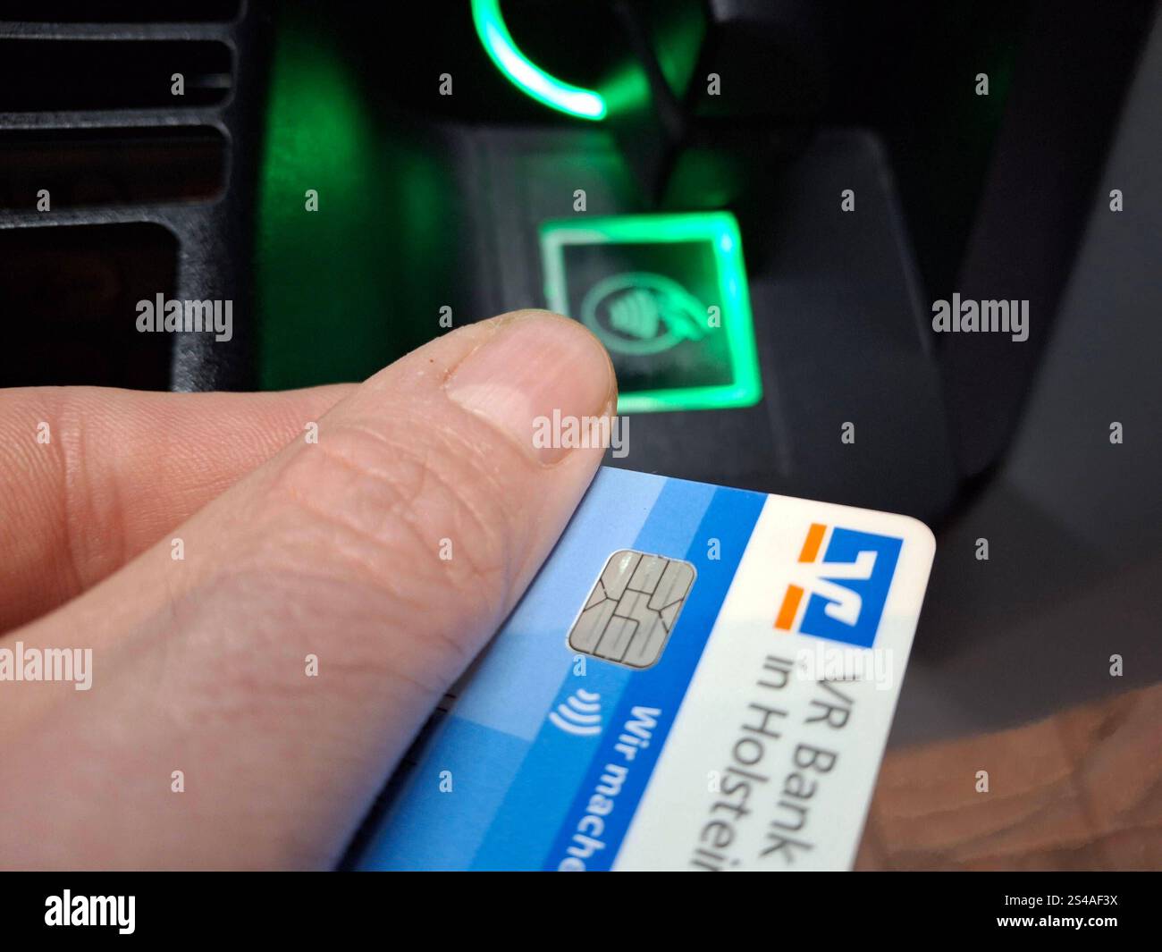 Stockbilder 01/2025 Hand mit EC Karte am Geldautomat Hamburg Deutschland *** Stockfotos 01 2025 Hand mit EC Karte am Geldautomat Hamburg Hamburg Deutschland Copyright: XLobeca/RalfxHomburgx Stockfoto