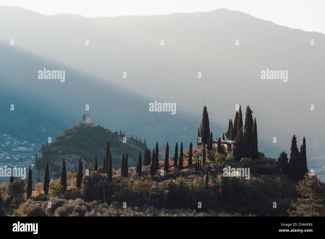 Blick auf Castello di Arco. Altes Schloss über dem italienischen Arco im Trentino in der Nähe des Gardasees, berühmtes Touristenziel für Sport und Sommerurlaub Stockfoto