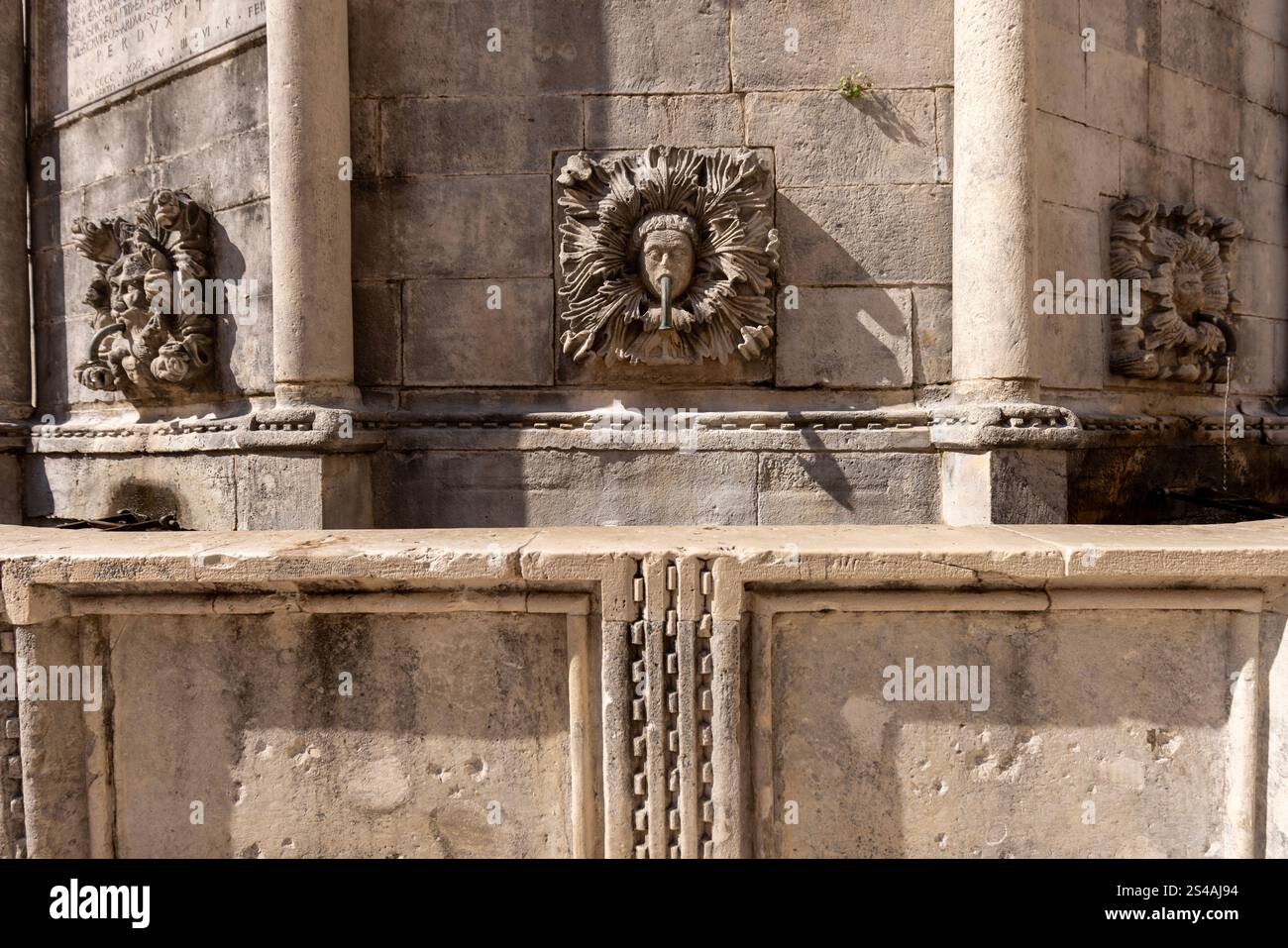 Dubrovnik, Kroatien - 27. Juni 2023: Großer Brunnen von Onofria, Brunnen in der Nähe des Pilska-Tores, erbaut als Teil des Wasserversorgungssystems. Wasser fließt aus s Stockfoto