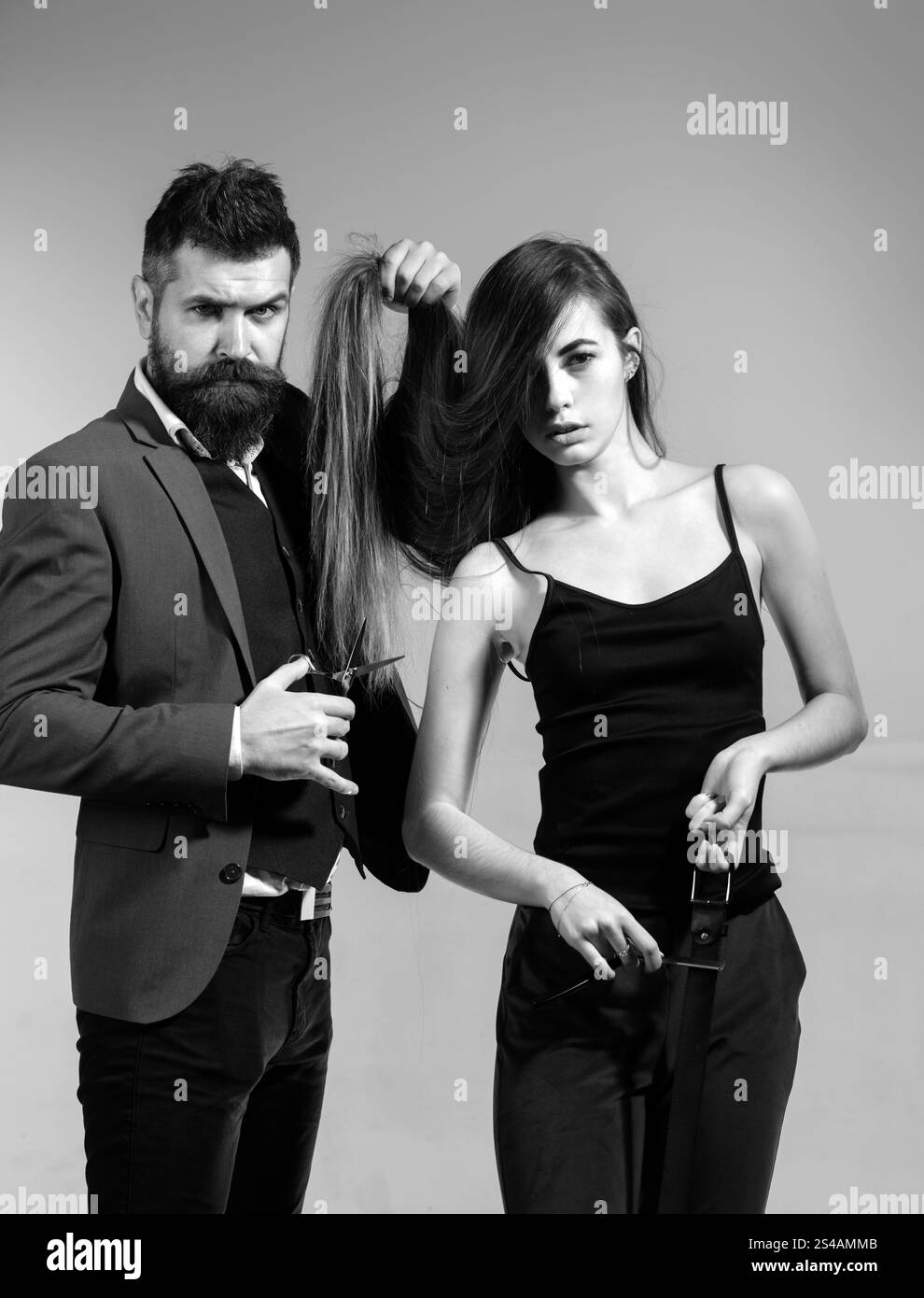 Professioneller Friseur. Frau besucht Friseurin im Friseursalon. Langes Haar. Modischer Haarschnitt. Friseur, Schönheitssalon. Stockfoto