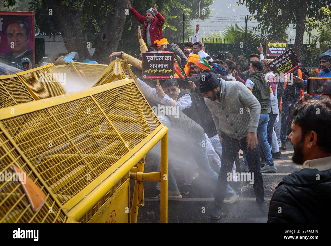 NEW DELHI, INDIEN - 10. JANUAR: Wasserwerfer werden verwendet, um Rührwerke während eines Protests von BJP-Mitgliedern gegen AAP zu zerstreuen, weil sie angeblich "gefälschte" Behauptungen über die Registrierung von Wählern aus Uttar Pradesh und Bihar in den Wahllisten vor den Wahlumfragen der Versammlung in Delhi gemacht haben, in der Nähe des AAP-Konvenors Arvind Kejriwal, der vorübergehenden Residenz am 10. Januar 2025 in Neu-Delhi, Indien. Die Demonstration wurde durch Kejriwals jüngste Äußerungen ausgelöst, in denen es um massiven Wählerbetrug unter Beteiligung von Einwohnern von Uttar Pradesh und Bihar ging. (Foto: Raj K Raj/Hindustan Times/SIPA USA) Stockfoto