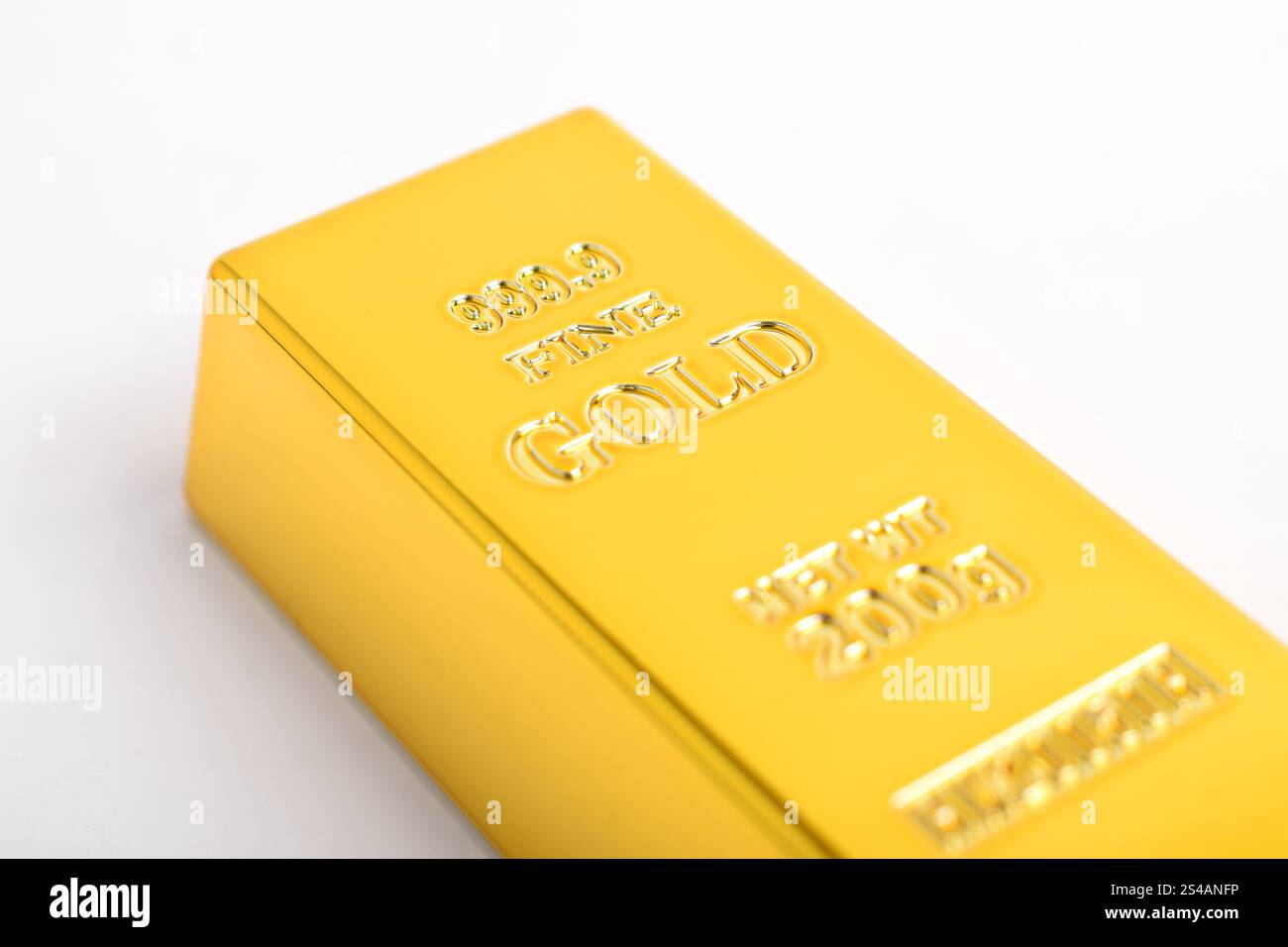 Goldbarren isoliert auf weißem Hintergrund. Investitionen in rentable Vermögenswerte Stockfoto