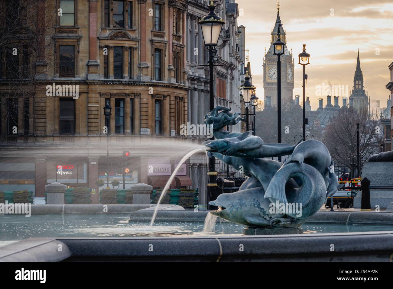 Sonnenaufgang über Big Ben und das Eis auf dem Trafalgar Square während der Kälte. Stockfoto Sonnenaufgang über Big Ben und das Eis auf dem Trafalgar Square während der Kälte. Stockfoto
