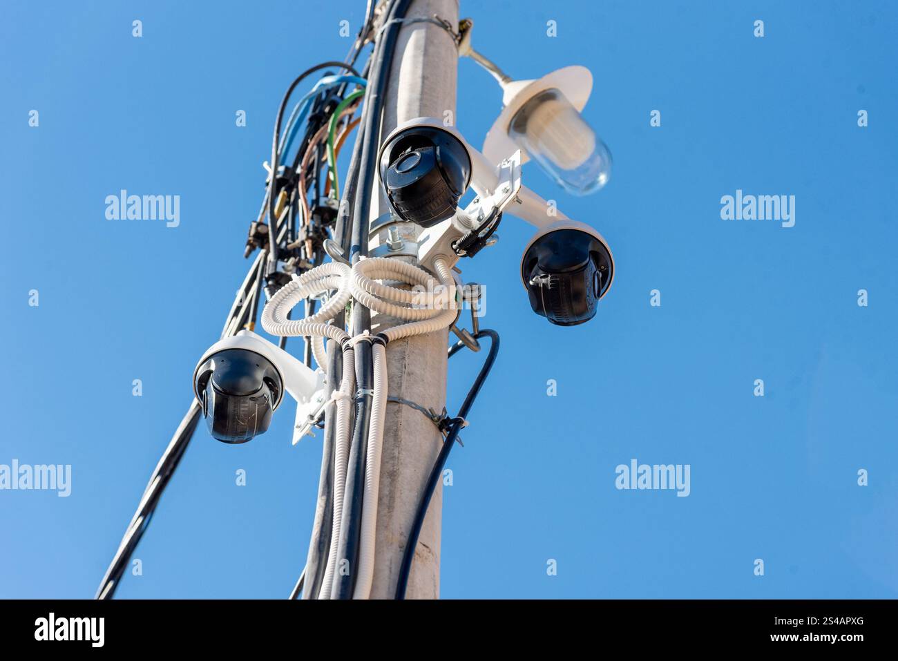 Viele CCTV-Kameras sind an der Mastaußenwand installiert, Sicherheits- und Sachschutz Stockfoto