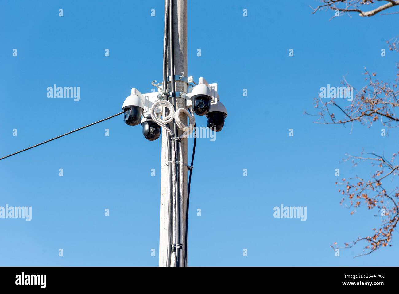 Viele CCTV-Kameras sind an der Mastaußenwand installiert, Sicherheits- und Sachschutz Stockfoto