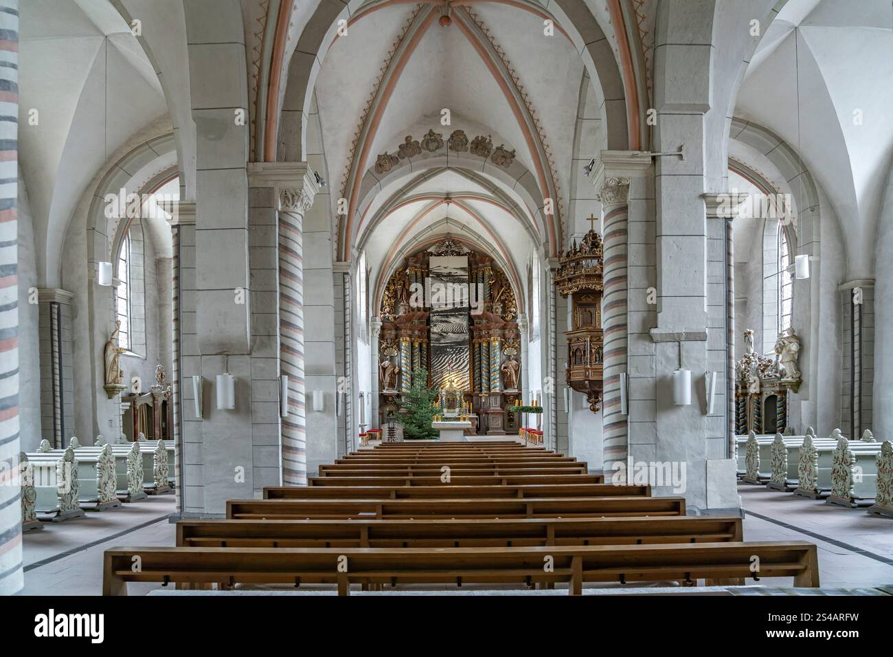 Innenraum der Kirche St. Jakobus der Ältere oder Jakobikirche in Goslar, Niedersachsen, Deutschland | St. Jakobi, St. Jakobus die größere Kirche interio Stockfoto
