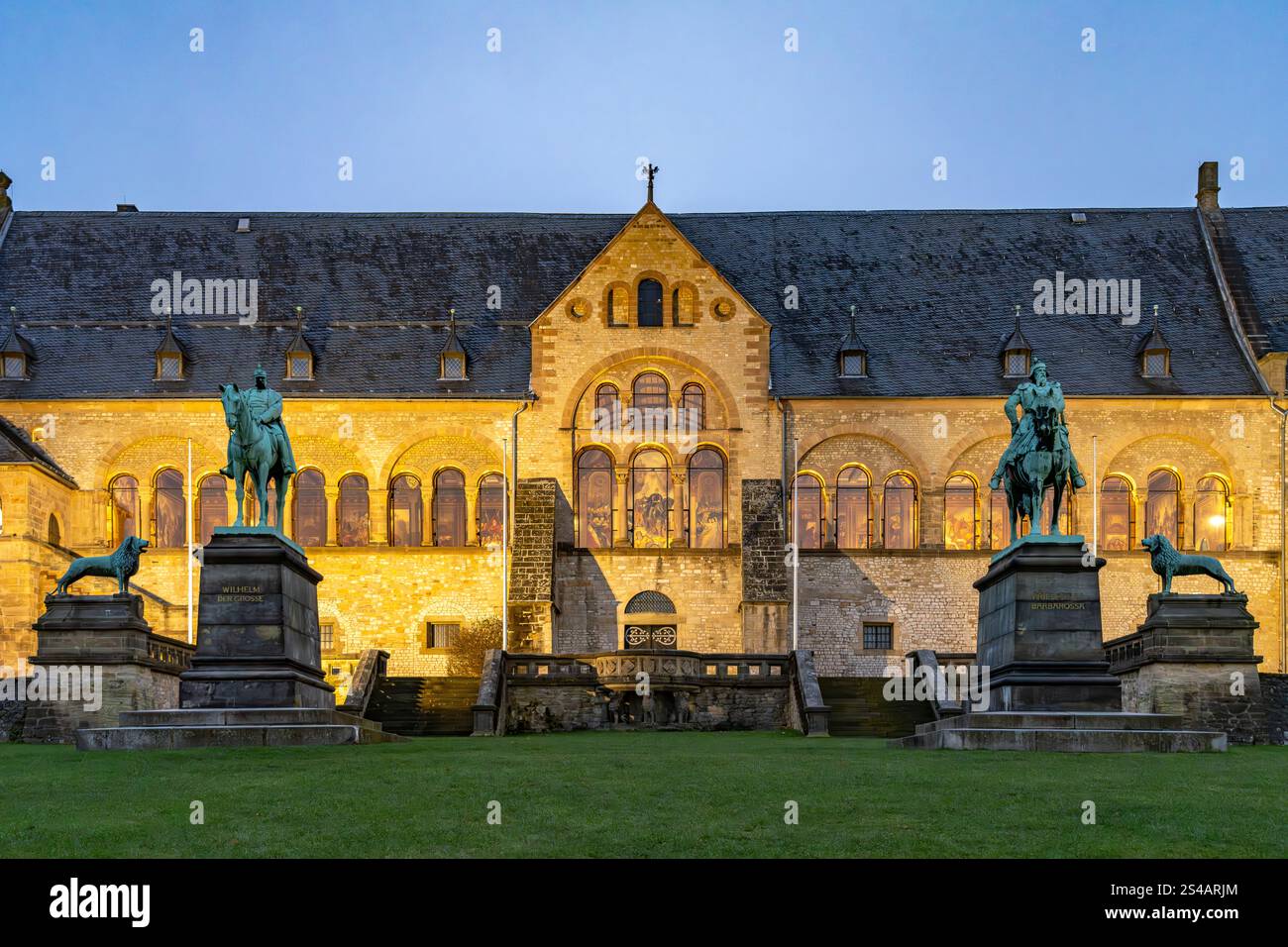 Das Kaiserhaus der romanischen Kaiserpfalz, Weltkulturerbe der UNESCO in Goslar in der Abenddämmerung, Niedersachsen, Deutschland | das Kaiserliche P Stockfoto