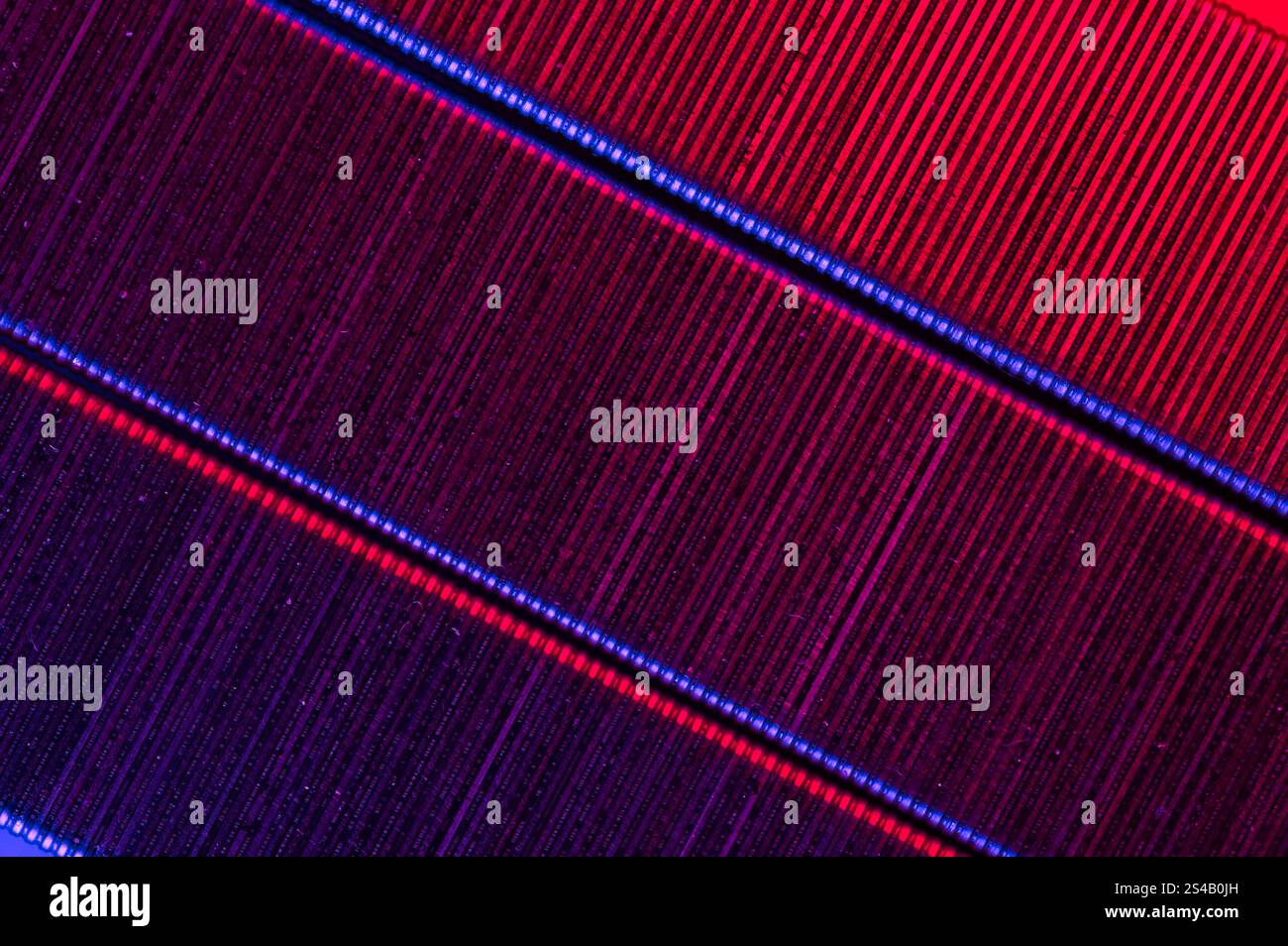 Abstrakte Nahaufnahme von Klammern mit roten und blauen Reflexen Stockfoto