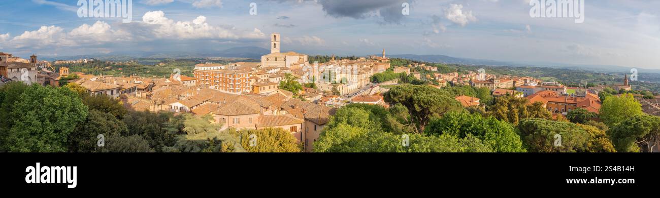 Perugia - der Blick nach Süd-Ost Teil der Altstadt mit den Kirchen San Domenico und Abbazia di San Pietro. Stockfoto