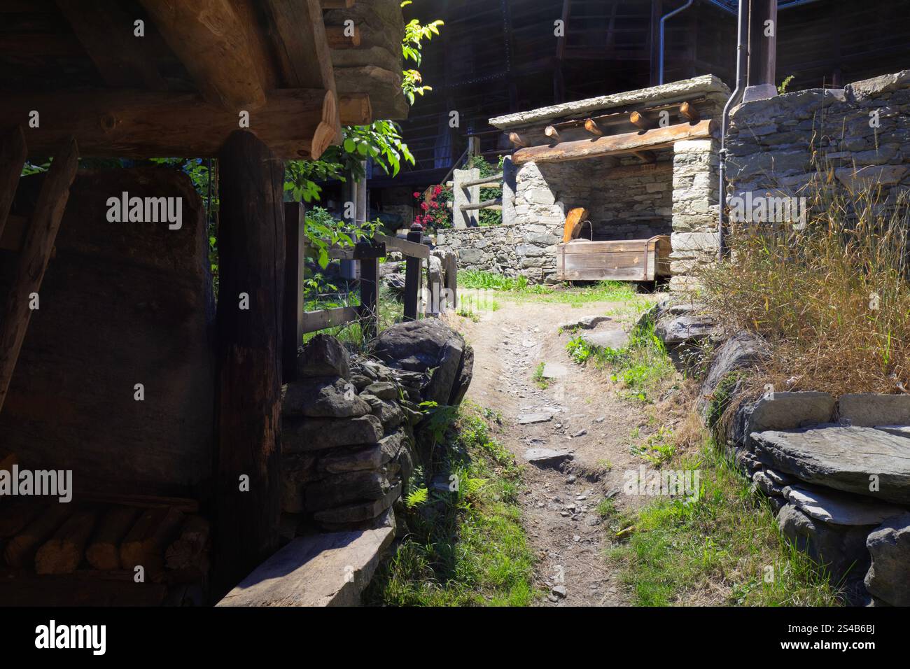 Die ländliche Architektur des Dorfes Alagna (wenig gut) im Tal der Valsesia bei Nacht - Italien. Stockfoto