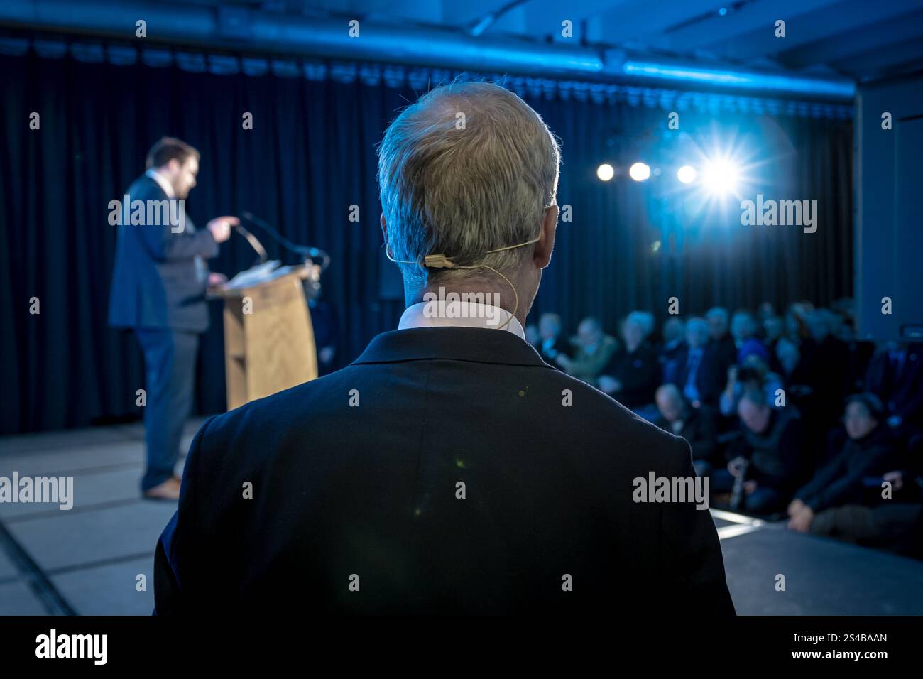 Surrey, Großbritannien. Januar 2025. Nigel Farage, Vorsitzender der Reform UK, auf der Südostkonferenz der Partei auf der Sandown Racecourse in Surrey, Esher. Die Reformpartei versucht, auf der Dynamik der allgemeinen Wahlen aufzubauen, um Hunderte von Sitzen bei Kommunalwahlen im Laufe des Jahres zu gewinnen. Guy Corbishley/Alamy Live News Stockfoto