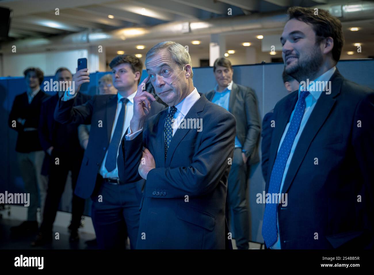 Surrey, Großbritannien. Januar 2025. Nigel Farage, Vorsitzender der Reform UK, auf der Südostkonferenz der Partei auf der Sandown Racecourse in Surrey, Esher. Die Reformpartei versucht, auf der Dynamik der allgemeinen Wahlen aufzubauen, um Hunderte von Sitzen bei Kommunalwahlen im Laufe des Jahres zu gewinnen. Guy Corbishley/Alamy Live News Stockfoto
