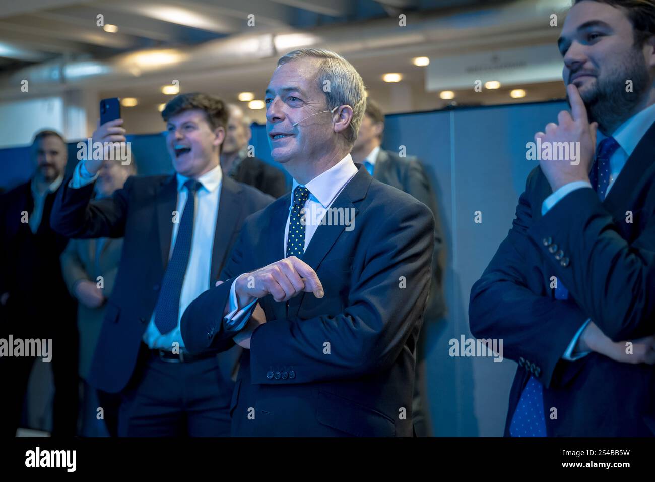 Surrey, Großbritannien. Januar 2025. Nigel Farage, Vorsitzender der Reform UK, auf der Südostkonferenz der Partei auf der Sandown Racecourse in Surrey, Esher. Die Reformpartei versucht, auf der Dynamik der allgemeinen Wahlen aufzubauen, um Hunderte von Sitzen bei Kommunalwahlen im Laufe des Jahres zu gewinnen. Guy Corbishley/Alamy Live News Stockfoto