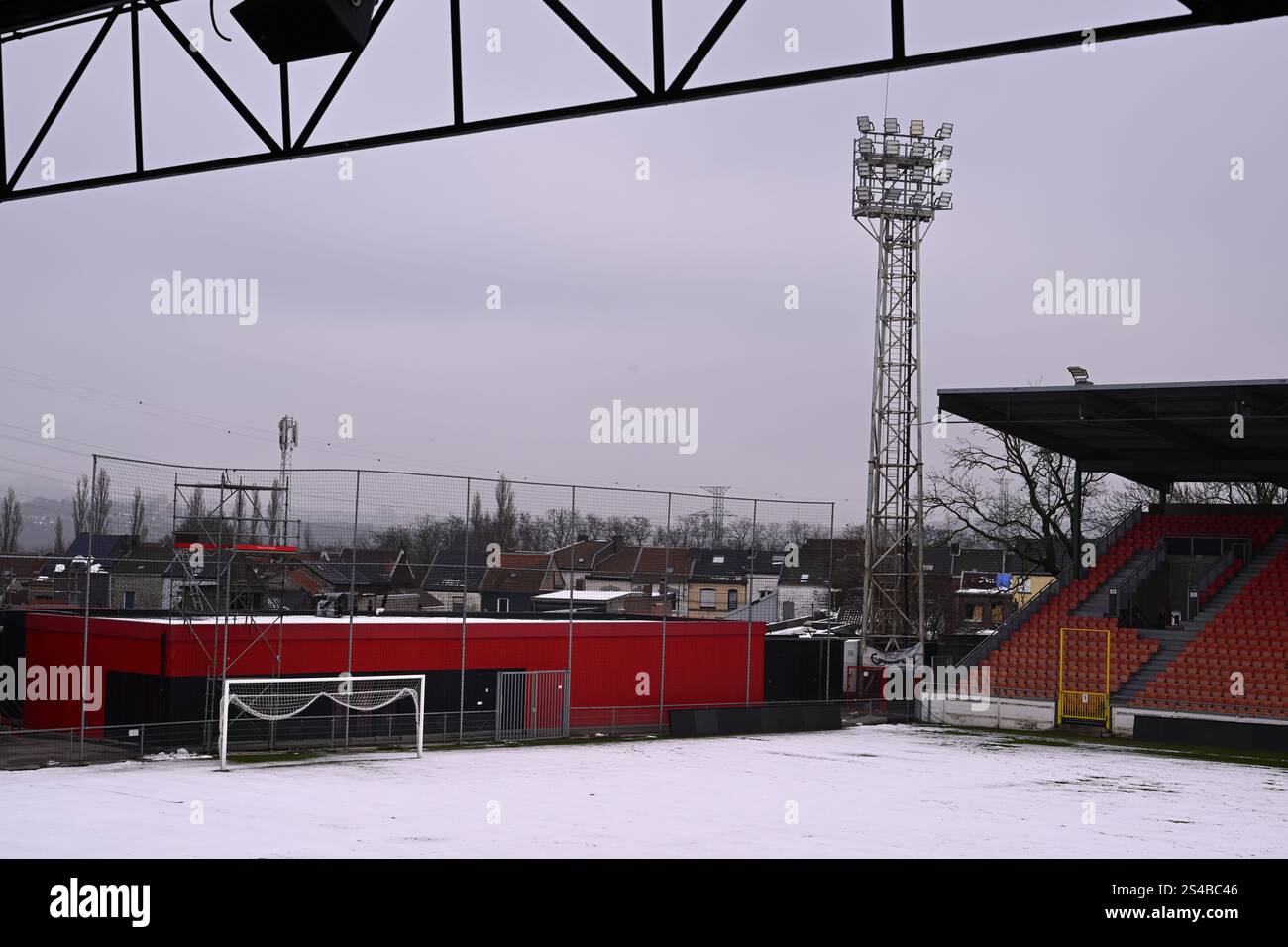 Seraing, Belgien. Januar 2025. Das Pairay-Stadion des RFC Seraing wurde am Samstag, den 11. Januar 2025 in Seraing gezeigt. Das morgige Spiel zwischen RFC Seraing und Lierse SK am 17. Tag der 2. Liga der Challenger Pro League 2024-2025 1B der belgischen Meisterschaft wird aufgrund schlechter Wetterbedingungen verschoben. BELGA FOTO JOHN THYS Credit: Belga News Agency/Alamy Live News Stockfoto