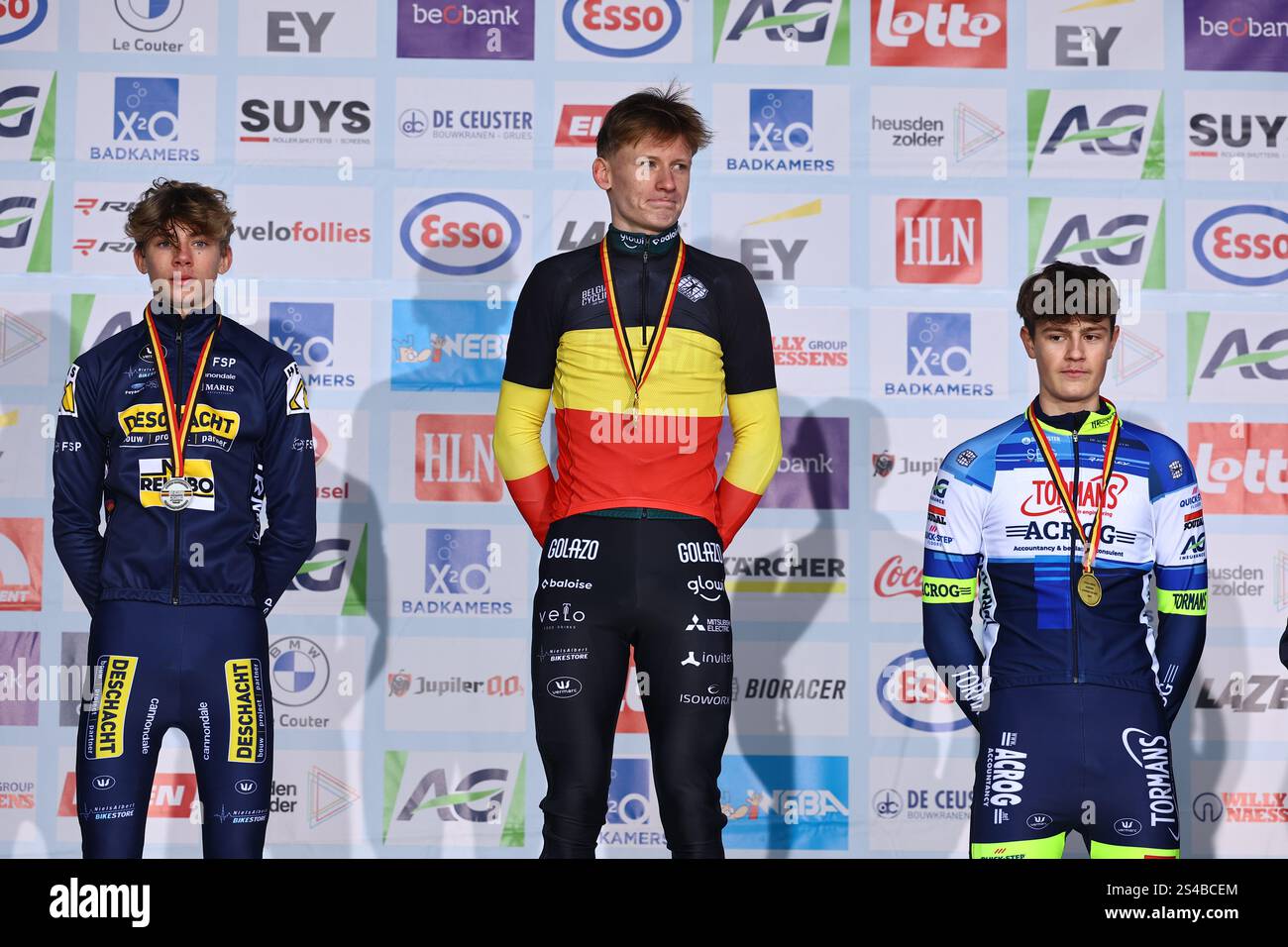 Heusden Zolder, Belgien. Januar 2025. Der Belgier Giel Lejeune, der Belgier Arthur Van den Boer und der Belgier Mats Vanden Eynde feiern auf dem Podium nach dem Juniorenrennen der Belgischen Meisterschaft Cyclocross (11.-12.01) am Samstag, den 11. Januar 2025 in Heusden-Zolder. BELGA FOTO DAVID PINTENS Credit: Belga News Agency/Alamy Live News Stockfoto